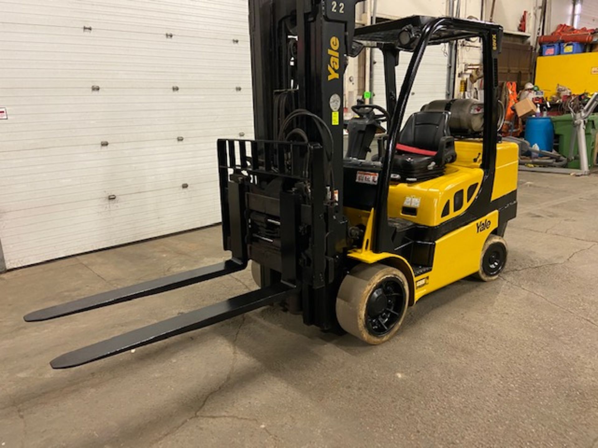 FREE CUSTOMS - 2017 Yale 8000lbs Capacity Forklift with 3-stage mast - LPG (propane) with - Image 2 of 2