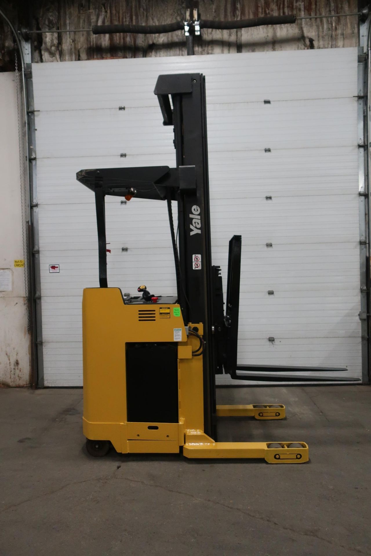 FREE CUSTOMS - 2005 Hyster Reach Truck Pallet Lifter with LOW HOURS and 3-stage electric with