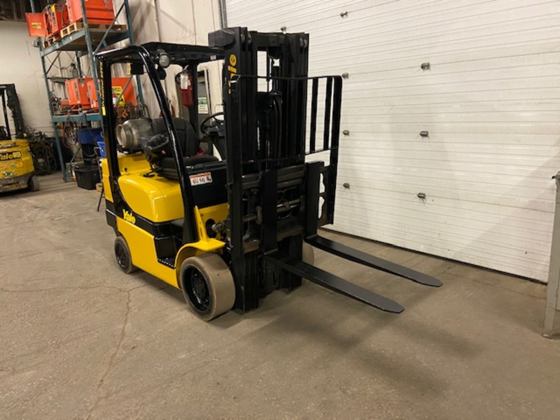 FREE CUSTOMS - 2015 Yale 6000lbs Capacity Forklift with 3-stage mast - LPG (propane) with - Image 2 of 2