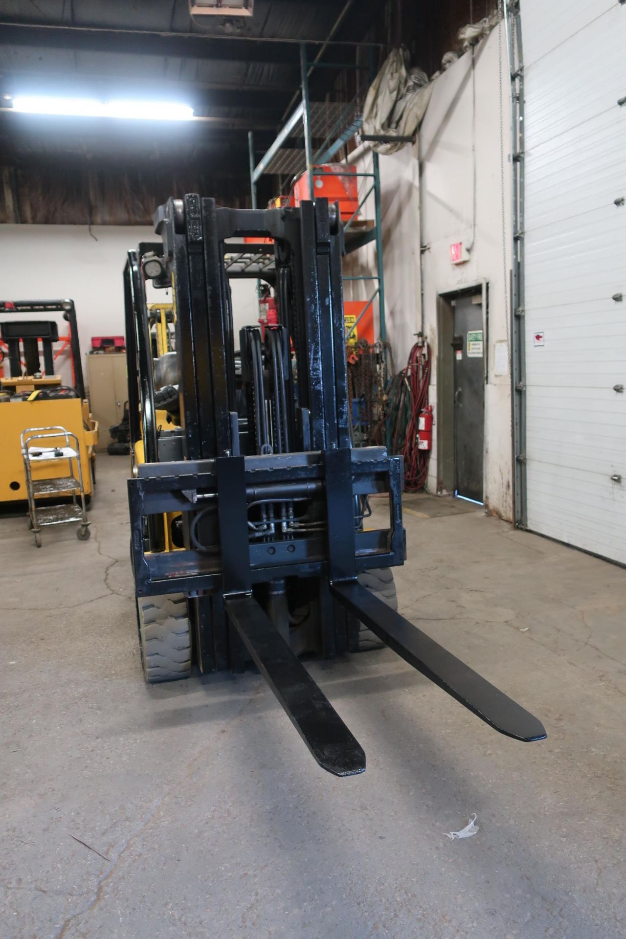 FREE CUSTOMS - 2015 Yale 8000lbs Capacity Forklift with 3-stage mast - LPG (propane) with - Image 2 of 2