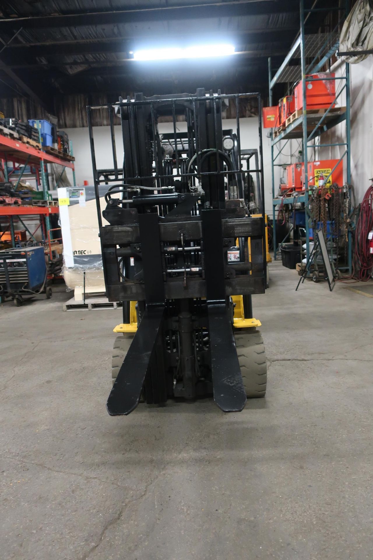 FREE CUSTOMS - 2013 Yale 7000lbs Capacity Forklift with 3-stage mast - LPG (propane) with - Image 2 of 2