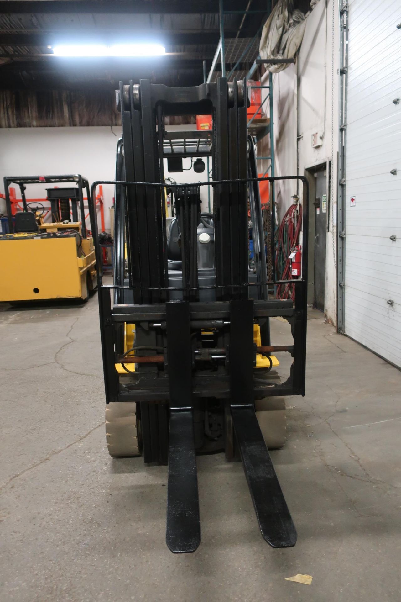 FREE CUSTOMS - 2015 Yale 6000lbs Capacity Forklift with 3-stage mast - LPG (propane) with - Image 2 of 2