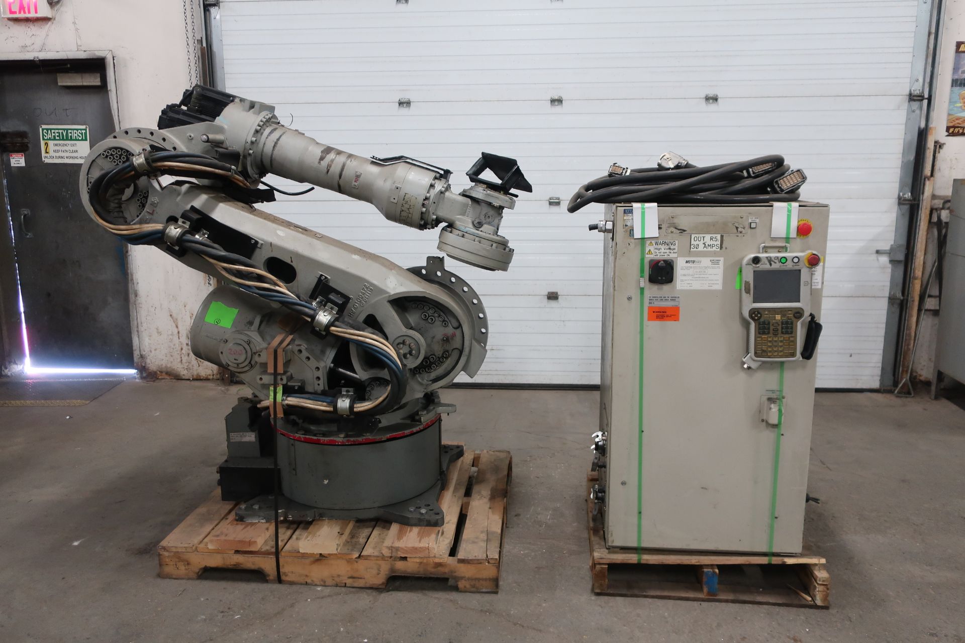 2008 Motoman ES200N Robot 200kg Capacity with Controller COMPLETE with Teach Pendant, Cables, LOW