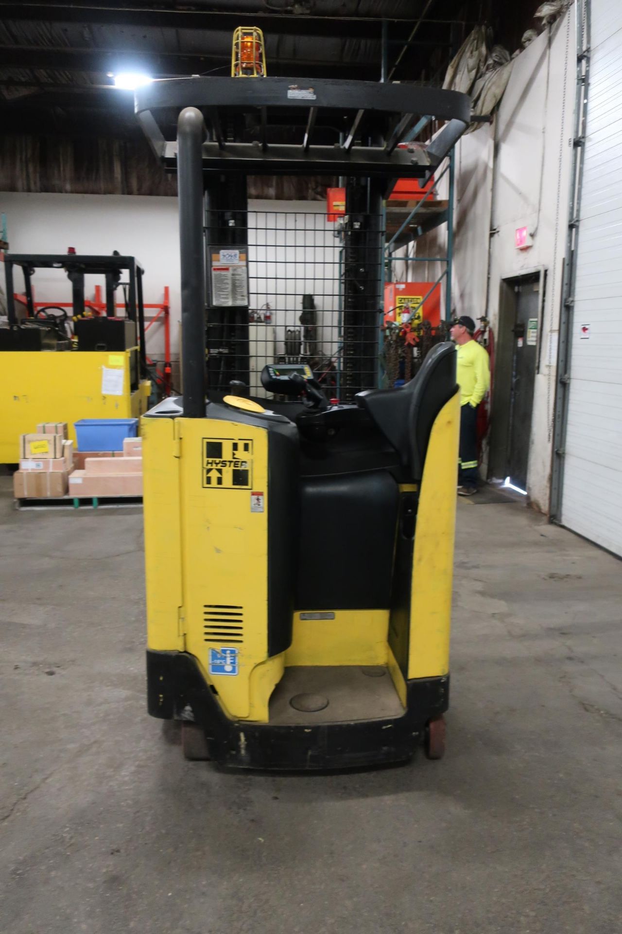 FREE CUSTOMS - 2012 Hyster Reach Truck Pallet Lifter with LOW HOURS and 3-stage electric with - Image 3 of 3