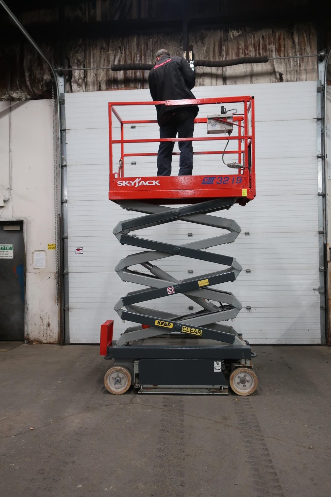 2008 SkyJack III Electric Scissor Lift model 3219 - 19 feet lift, 32 inch width deck with pendant - Image 2 of 2