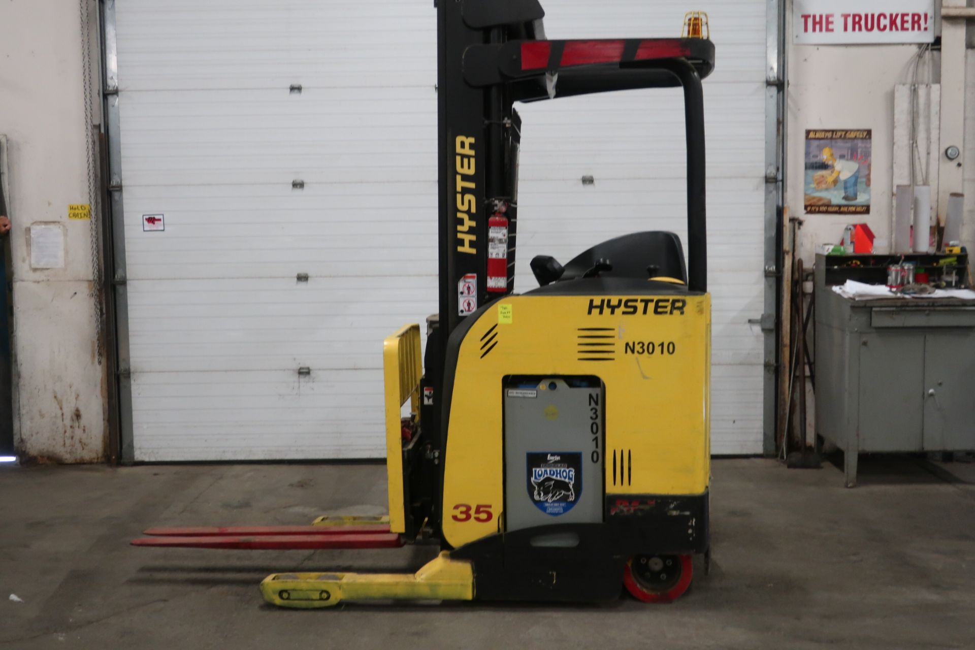 FREE CUSTOMS - 2012 Hyster Reach Truck Pallet Lifter with LOW HOURS and 3-stage electric with