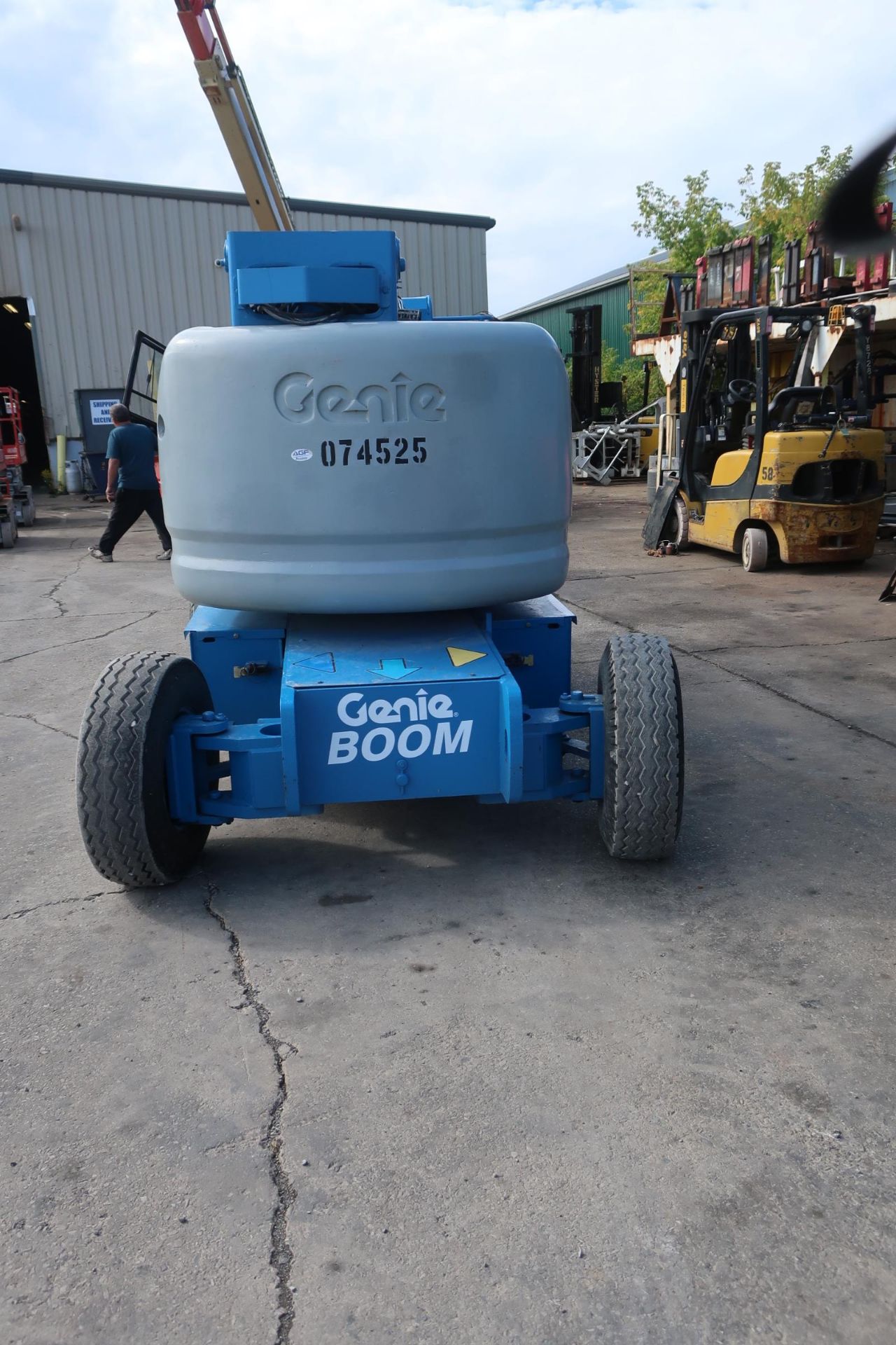 MINT Genie Zoom Boom Articulating Lift model Z-45/25J 45' height Electric LOW HOURS with non-marking - Image 4 of 4