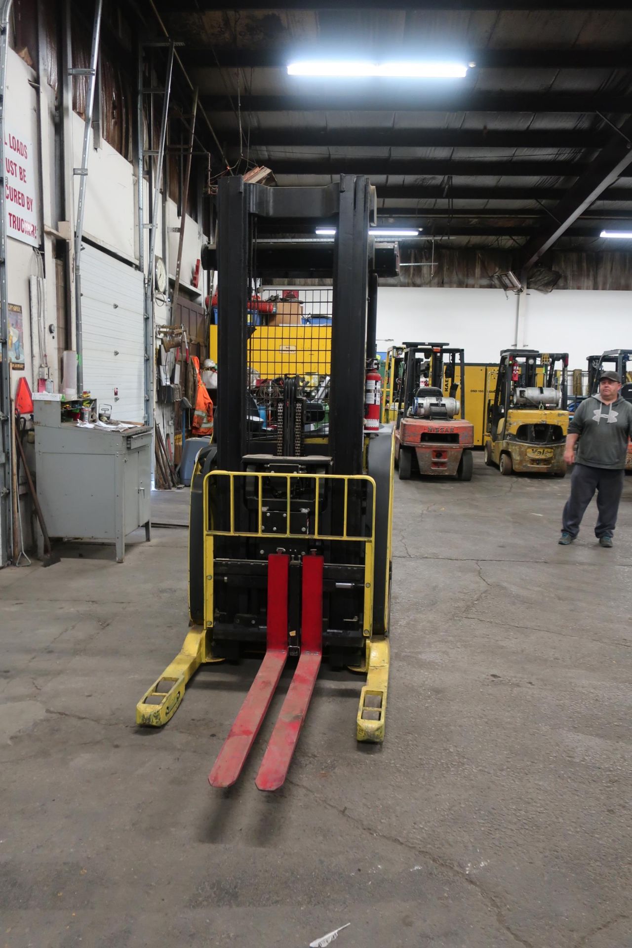 FREE CUSTOMS - 2012 Hyster Reach Truck Pallet Lifter with LOW HOURS and 3-stage electric with - Image 2 of 3