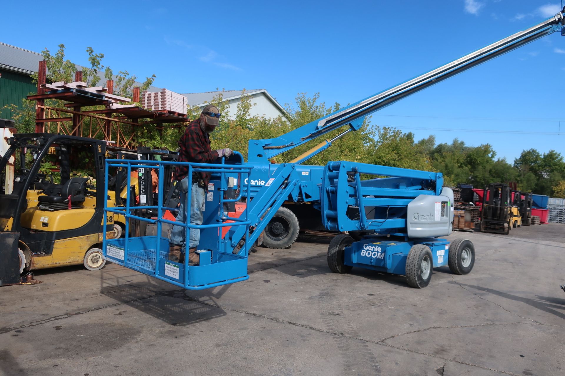 MINT Genie Zoom Boom Articulating Lift model Z-45/25J 45' height Electric LOW HOURS with non-marking - Image 3 of 4