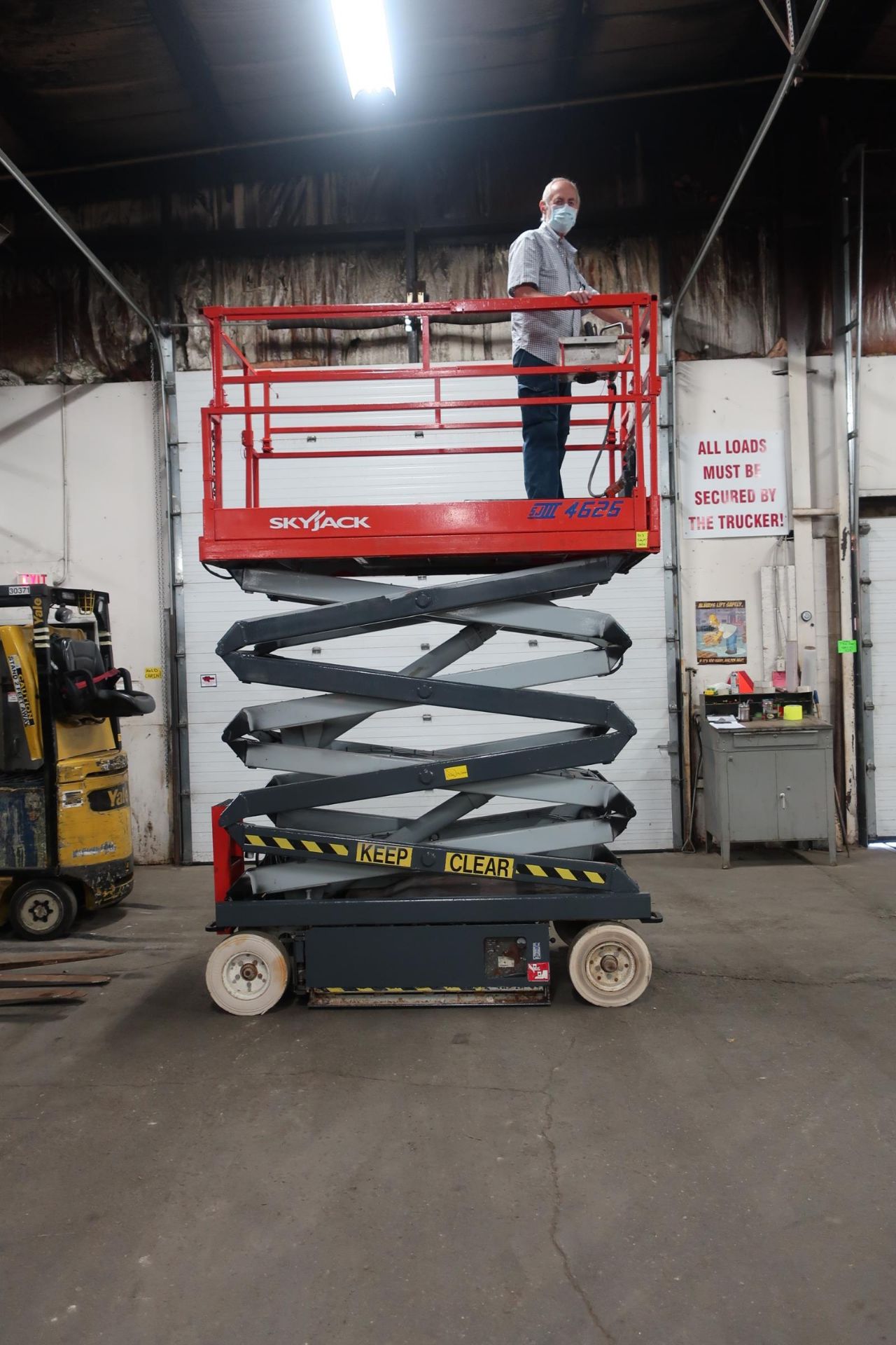 SkyJack model 4626 III Motorized Scissor Lift Unit with NON-MARKING Tires - 26 foot lift