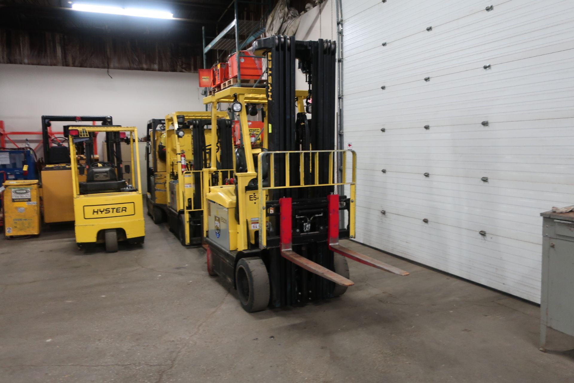 FREE CUSTOMS - 2014 Hyster 5000lbs Capacity Forklift with 4-STAGE mast - electric with charger - Image 2 of 4