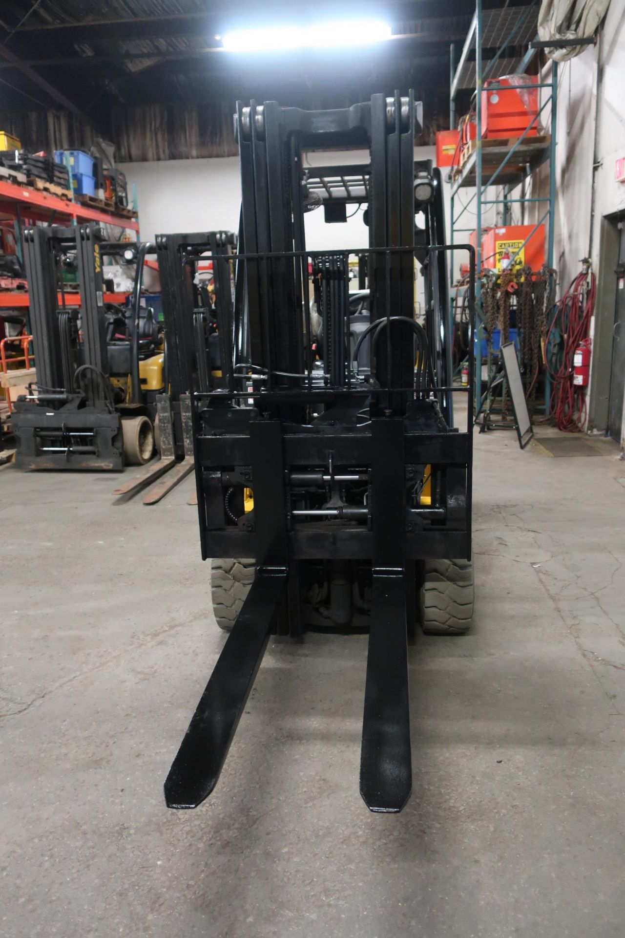 FREE CUSTOMS - 2017 Yale 7000lbs Capacity Forklift with 3-stage mast - LPG (propane) with - Image 2 of 2