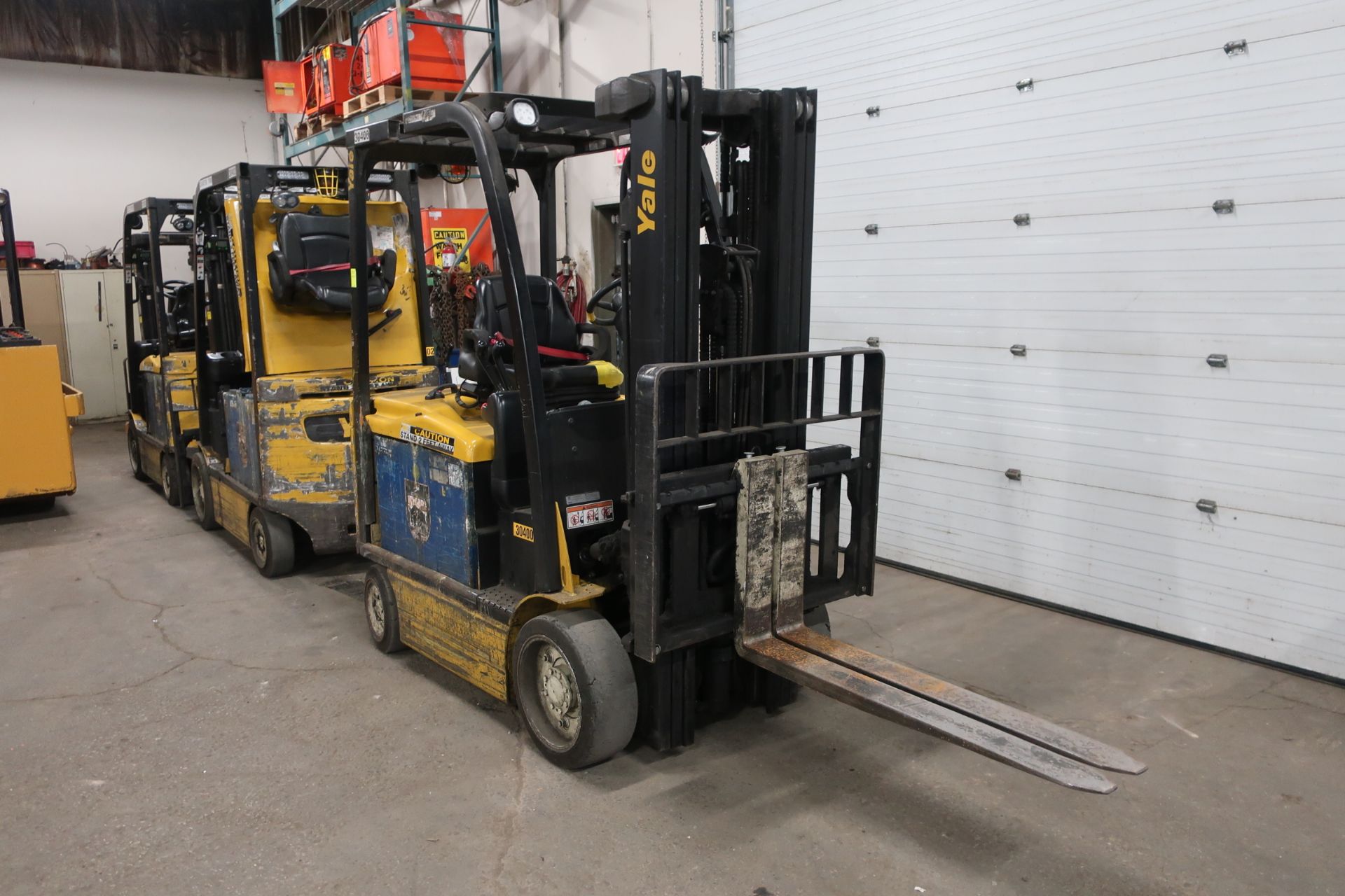 FREE CUSTOMS - 2014 Yale 5000lbs Capacity Forklift with 3-stage mast - electric with charger with - Image 2 of 2
