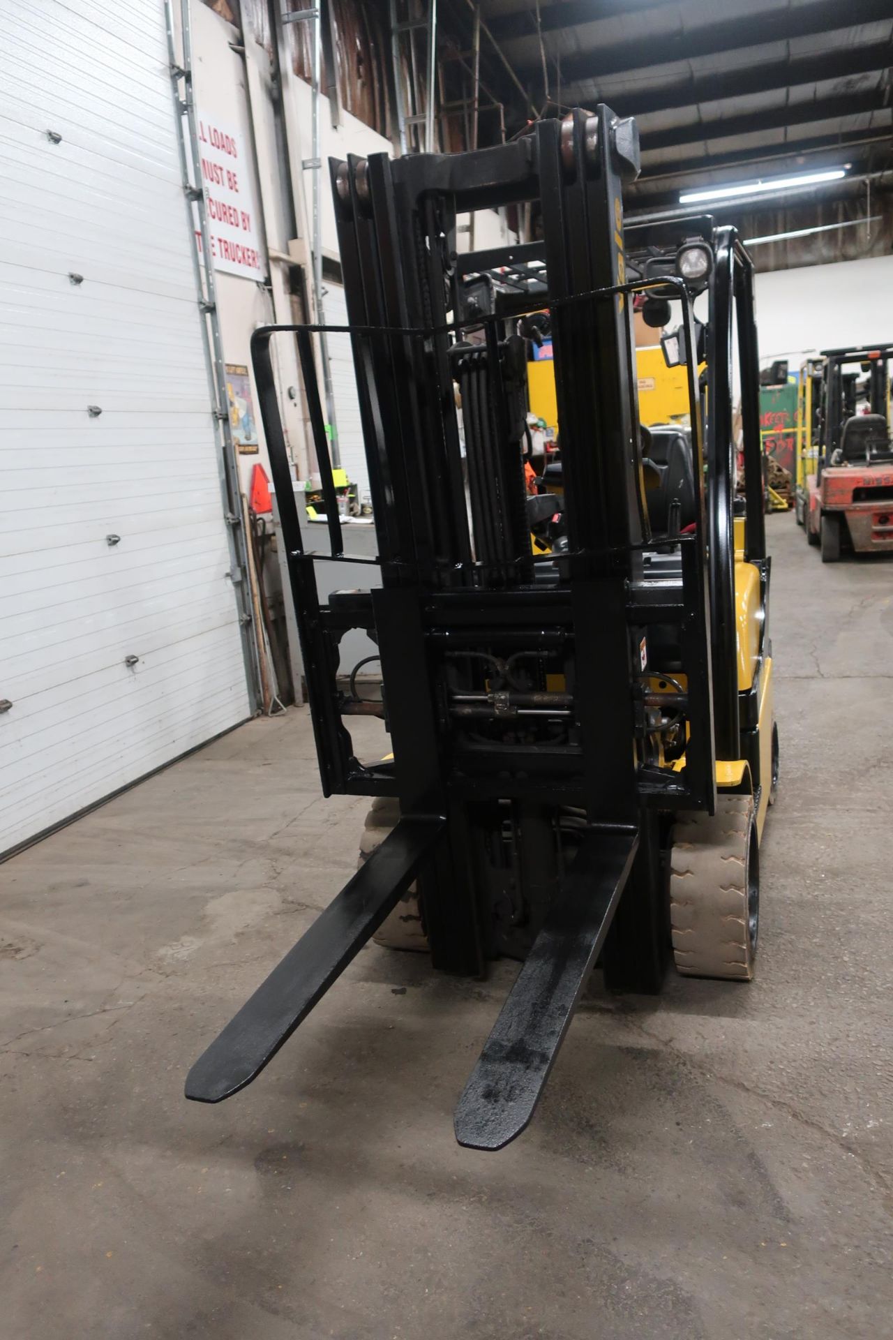 FREE CUSTOMS - 2015 Yale 6000lbs Capacity Forklift with 3-stage mast - LPG (propane) with - Image 2 of 2