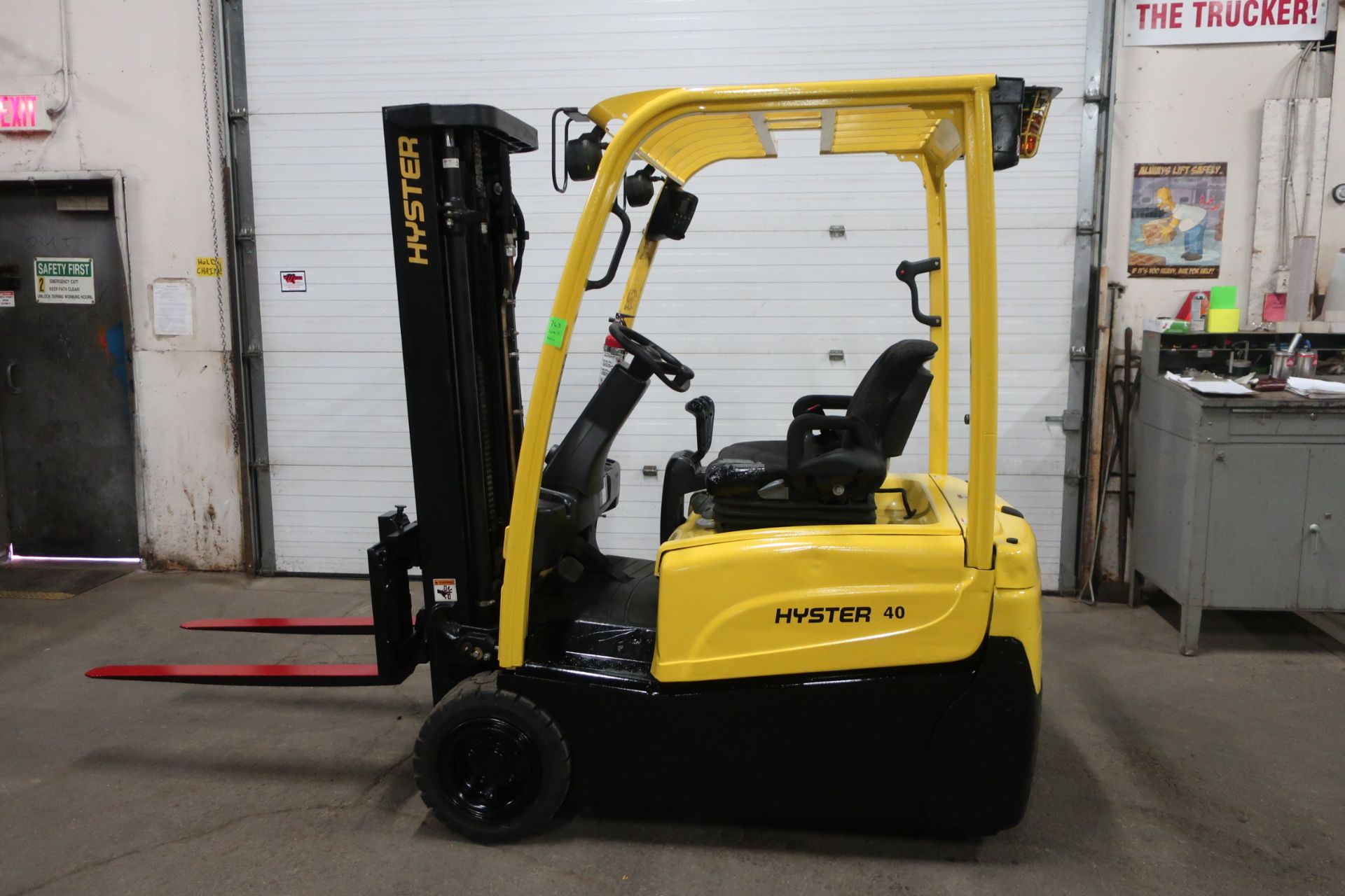 FREE CUSTOMS - 2011 Hyster 4000lbs Electric Forklift 3-wheel unit with 3-stage Mast and Sideshift