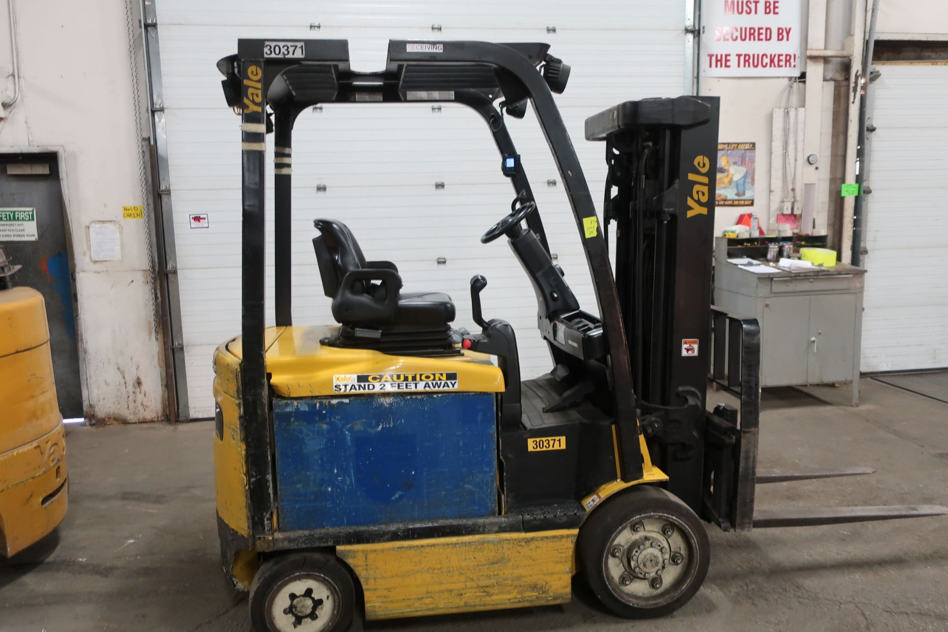 FREE CUSTOMS - 2014 Yale 5000lbs Capacity Forklift with 3-stage mast - electric with charger with