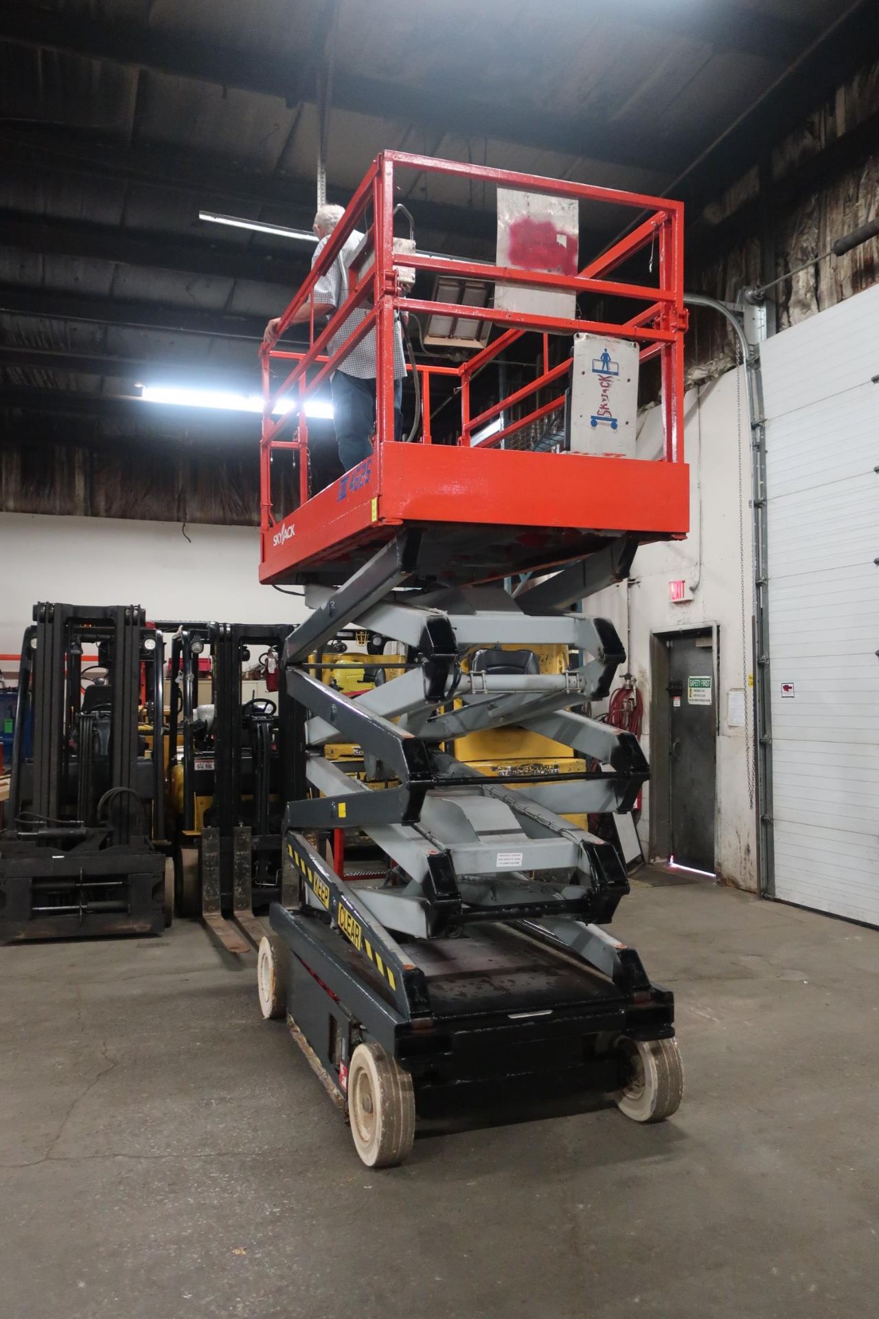 SkyJack model 4626 III Motorized Scissor Lift Unit with NON-MARKING Tires - 26 foot lift - Image 2 of 3