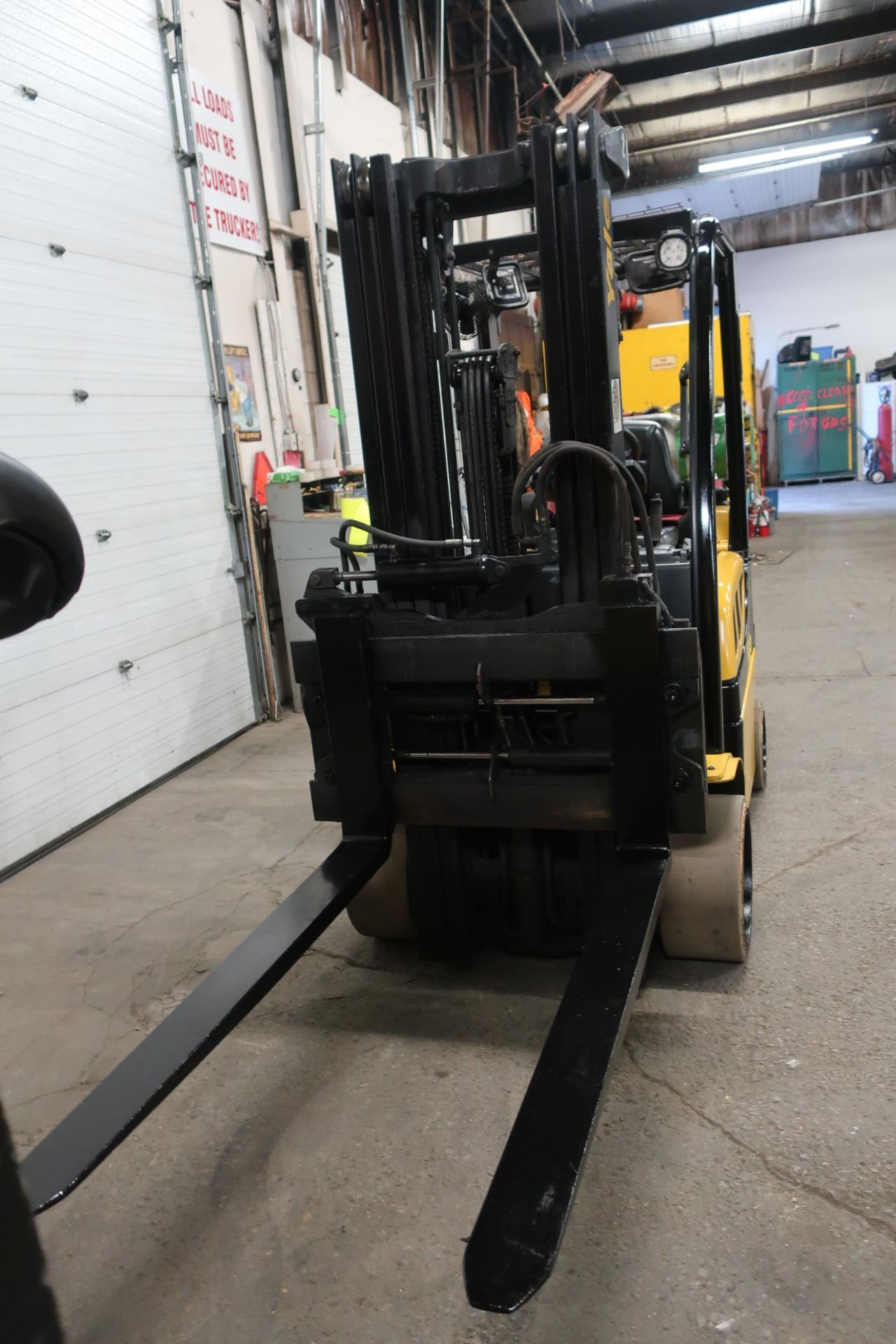 FREE CUSTOMS - 2017 Yale 7000lbs Capacity Forklift with 3-stage mast - LPG (propane) with - Image 2 of 2