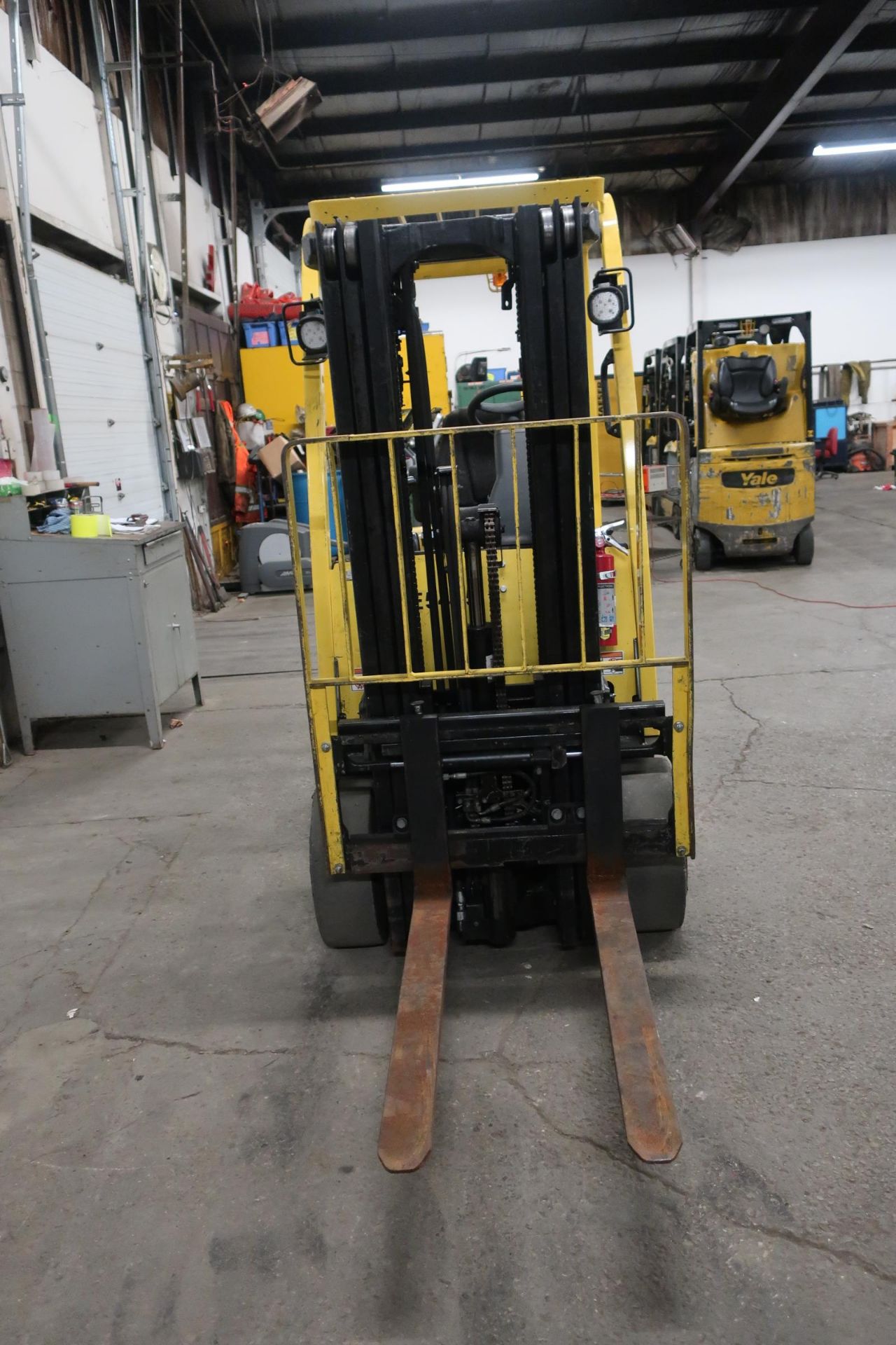 FREE CUSTOMS - 2013 Hyster 5000lbs Capacity Forklift with 3-stage mast - electric with charger - Image 3 of 3