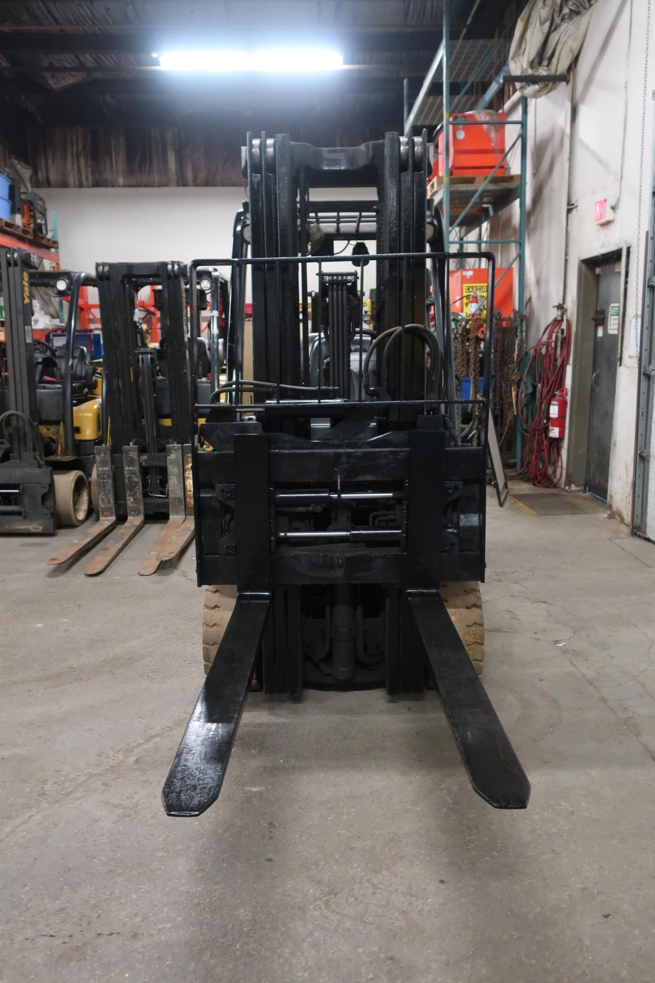FREE CUSTOMS - 2017 Yale 7000lbs Capacity Forklift with 3-stage mast - LPG (propane) with - Image 2 of 2