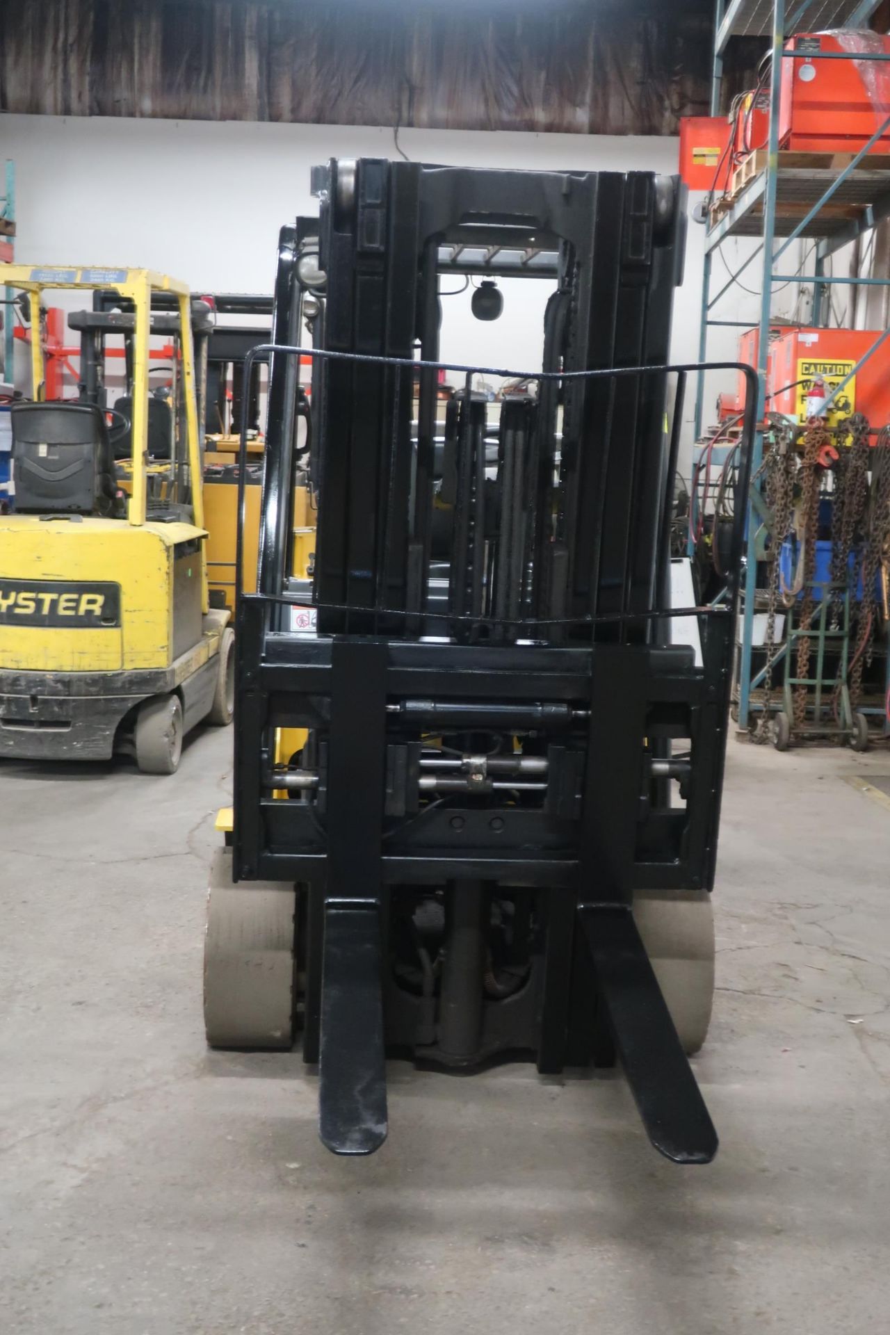 FREE CUSTOMS - 2015 Yale 8000lbs Capacity Forklift with 3-stage mast - LPG (propane) with - Image 2 of 2