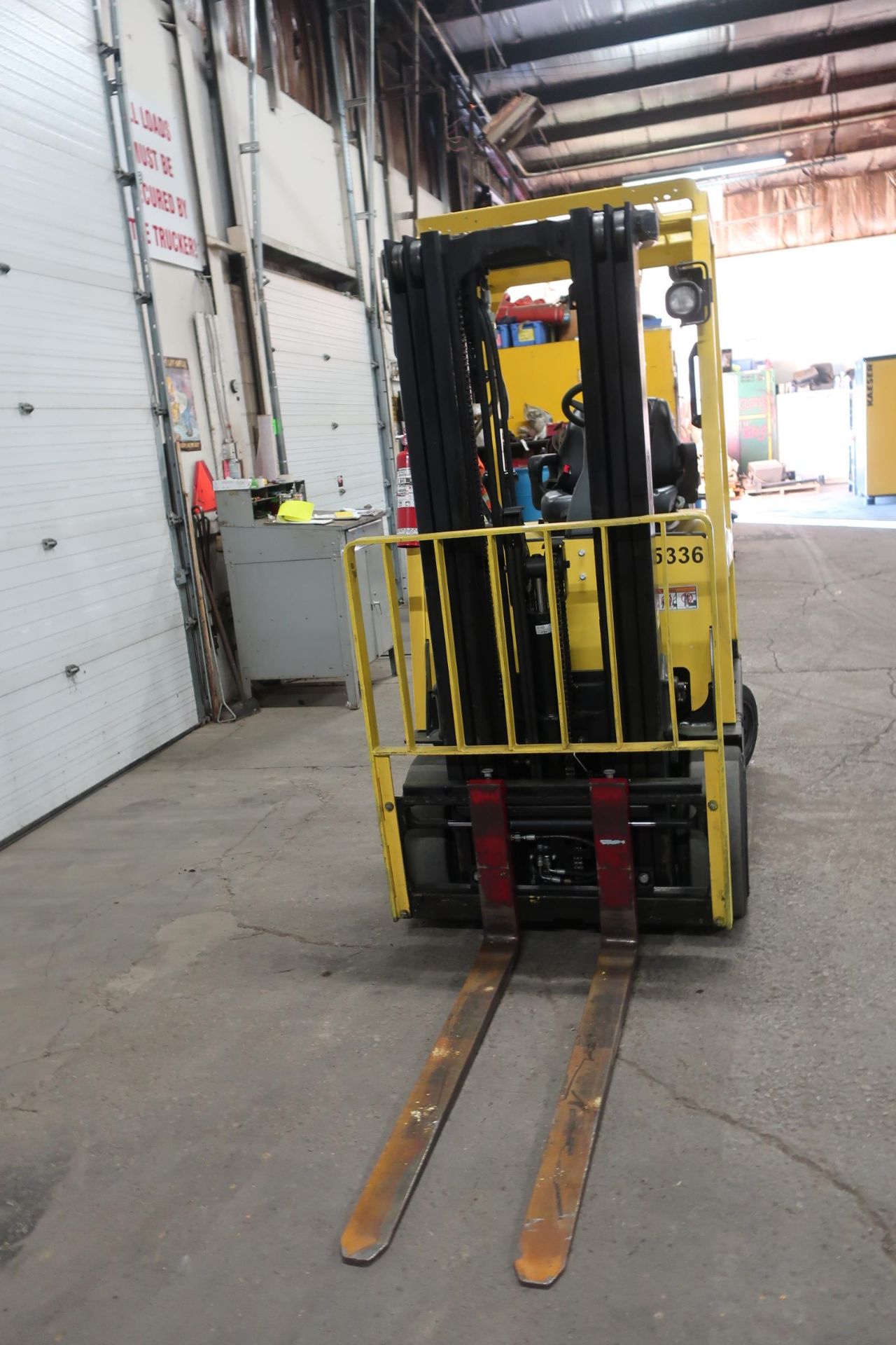 FREE CUSTOMS - 2011 Hyster 5000lbs Capacity Forklift with 3-stage mast - ELECTRIC with sideshift - Image 2 of 2