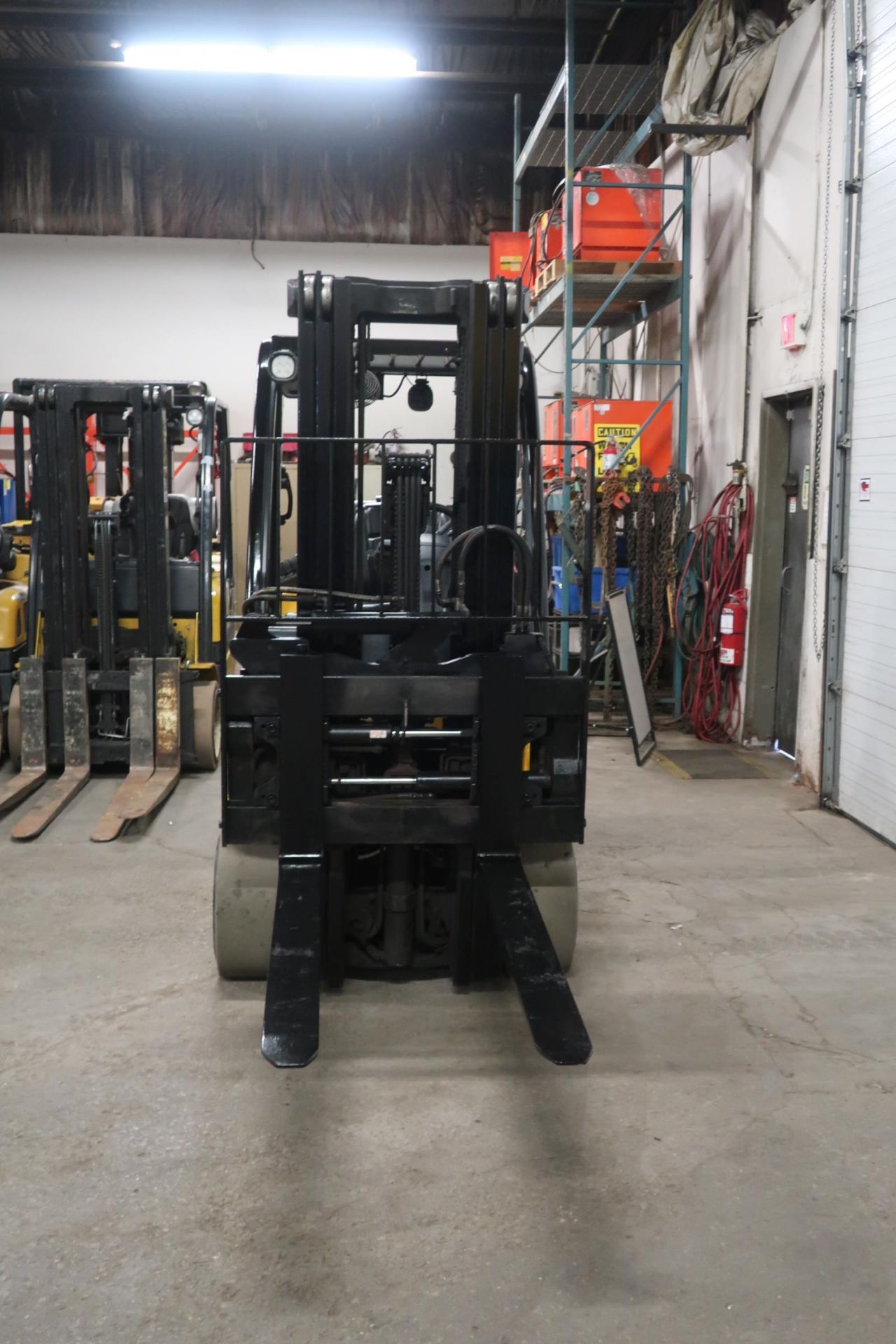 FREE CUSTOMS - 2017 Yale 7000lbs Capacity Forklift with 3-stage mast - LPG (propane) with - Image 2 of 2