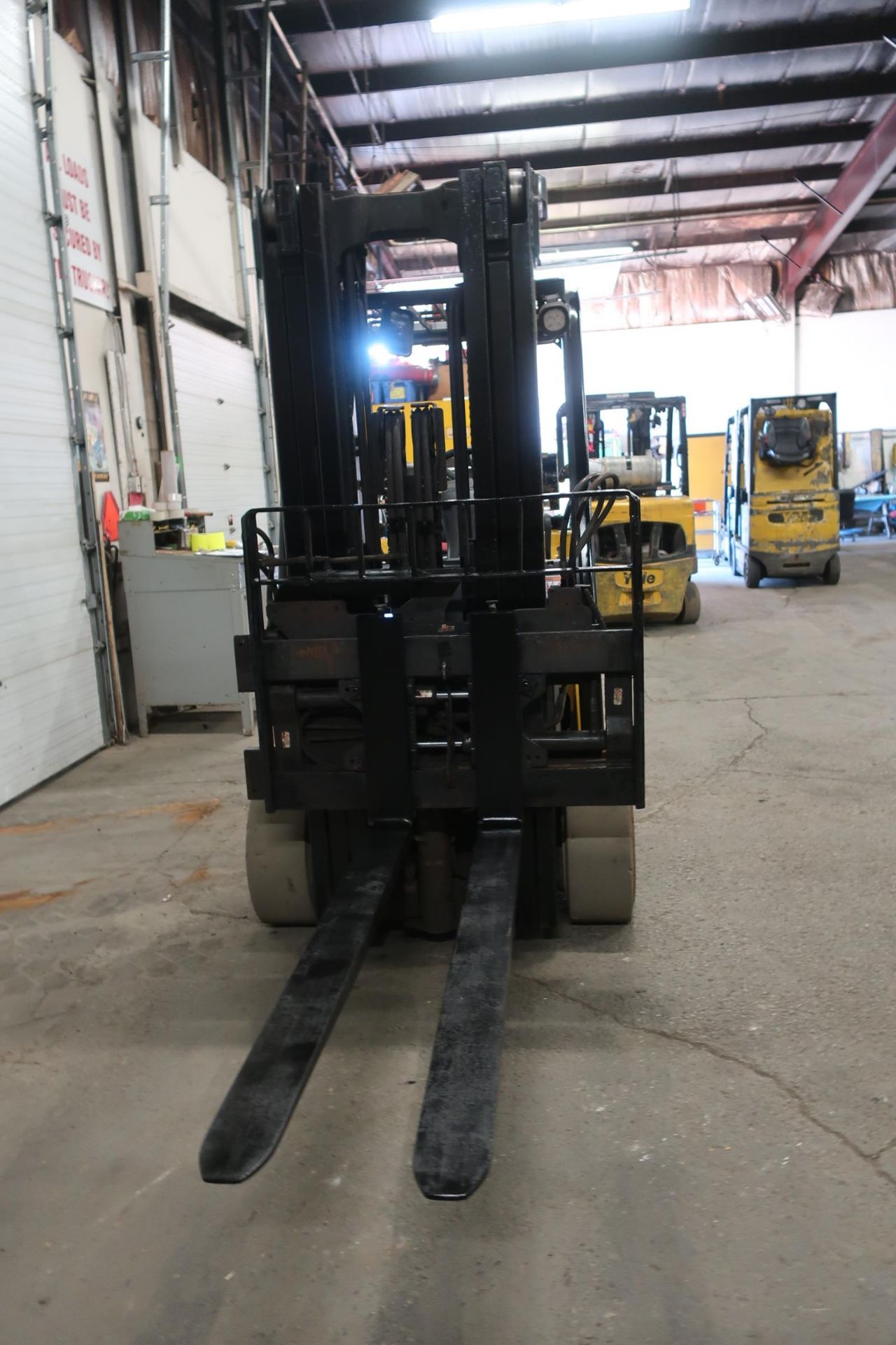 FREE CUSTOMS - 2017 Yale 8000lbs Capacity Forklift with 3-stage mast - LPG (propane) with sideshift - Image 2 of 2