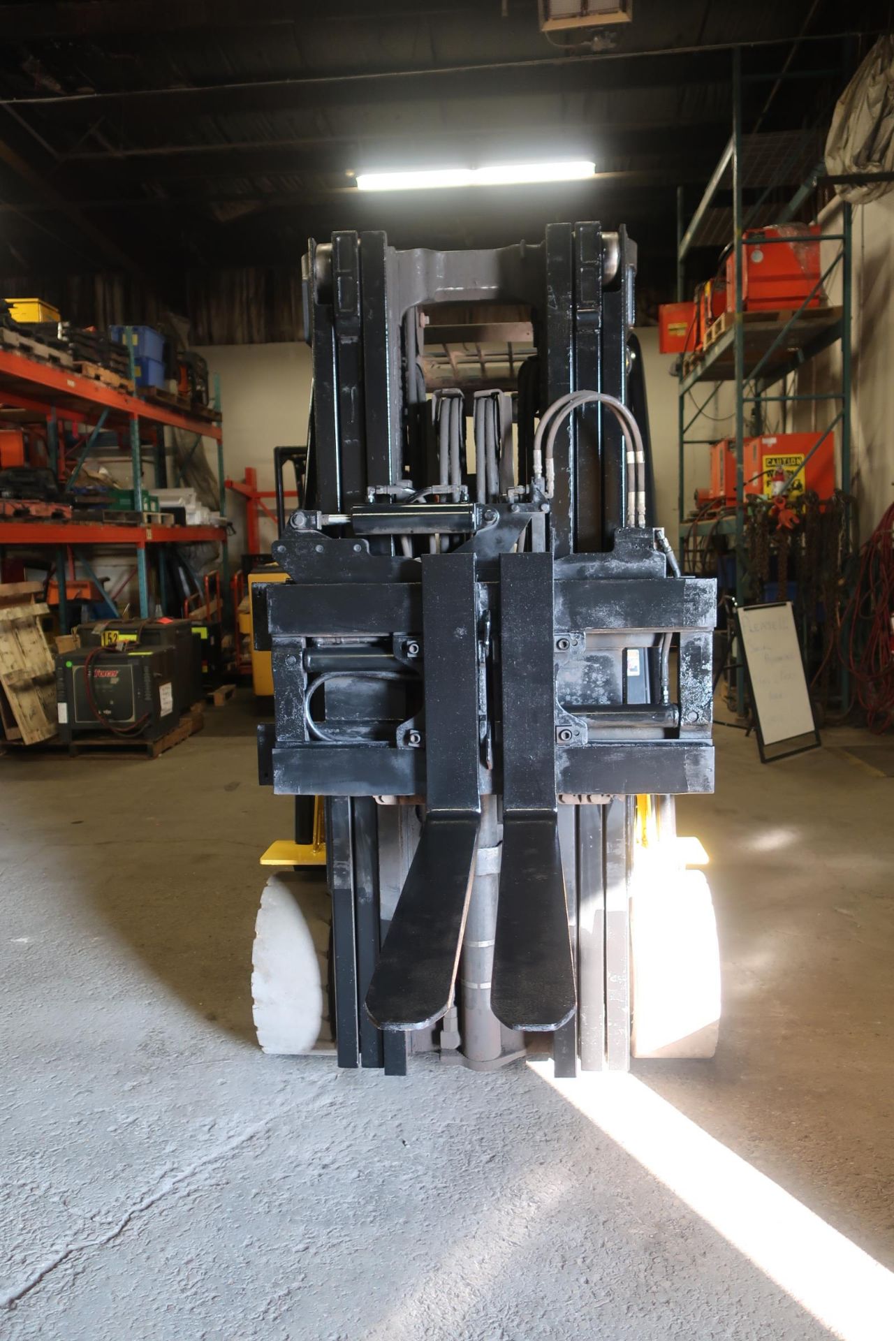 FREE CUSTOMS - 2015 Yale 6000lbs Capacity Forklift with 3-stage mast - LPG (propane) with - Image 2 of 2