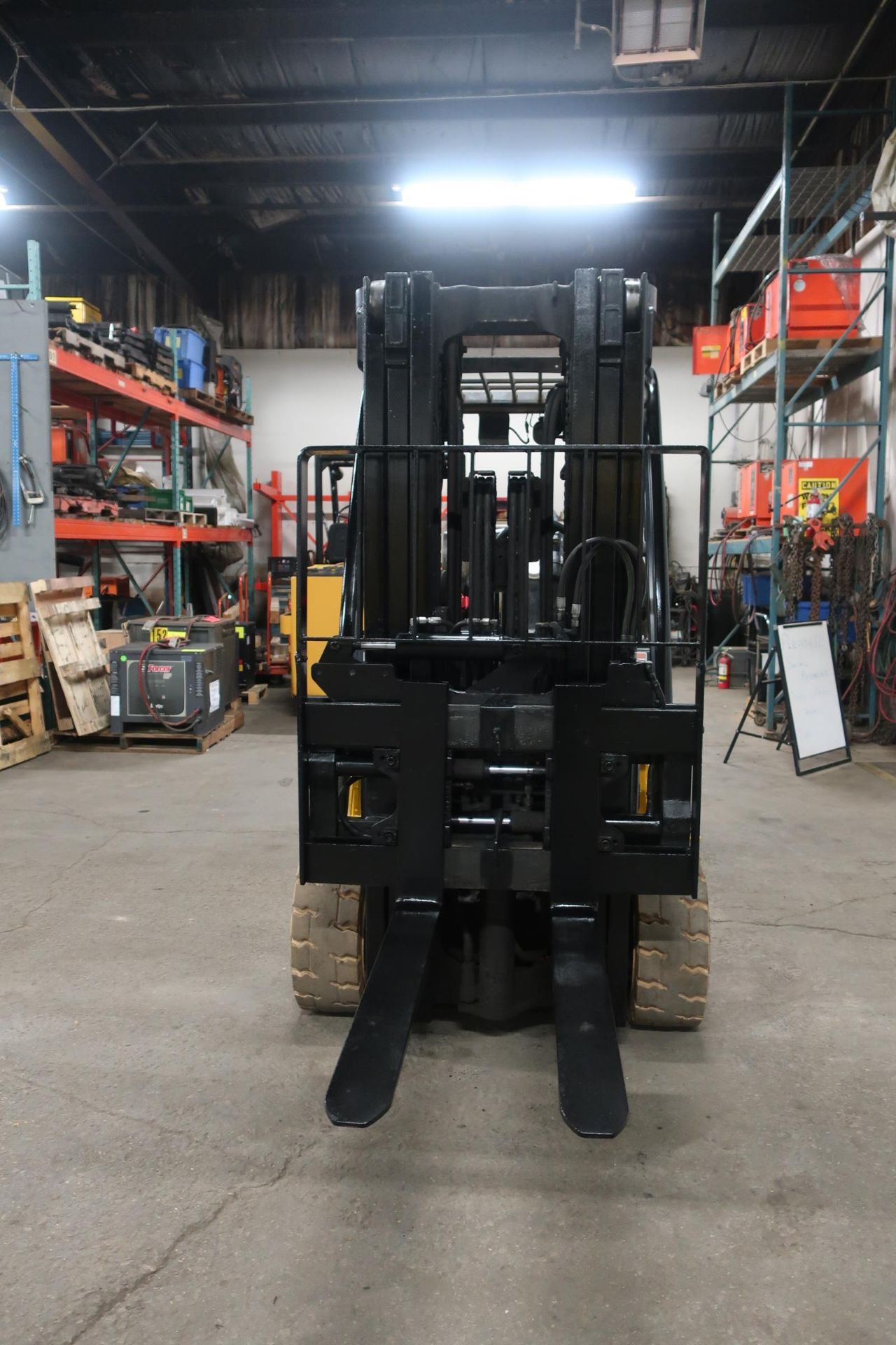 FREE CUSTOMS - 2015 Yale 8000lbs Capacity Forklift with 3-stage mast - LPG (propane) with - Image 2 of 2