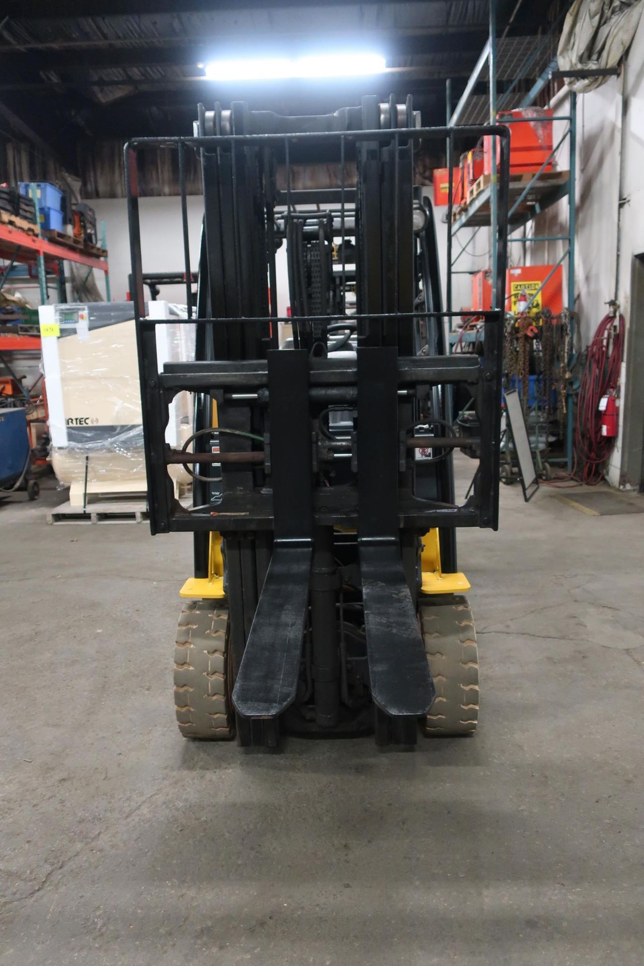 FREE CUSTOMS - 2015 Yale 6000lbs Capacity Forklift with 3-stage mast - LPG (propane) with - Image 2 of 2
