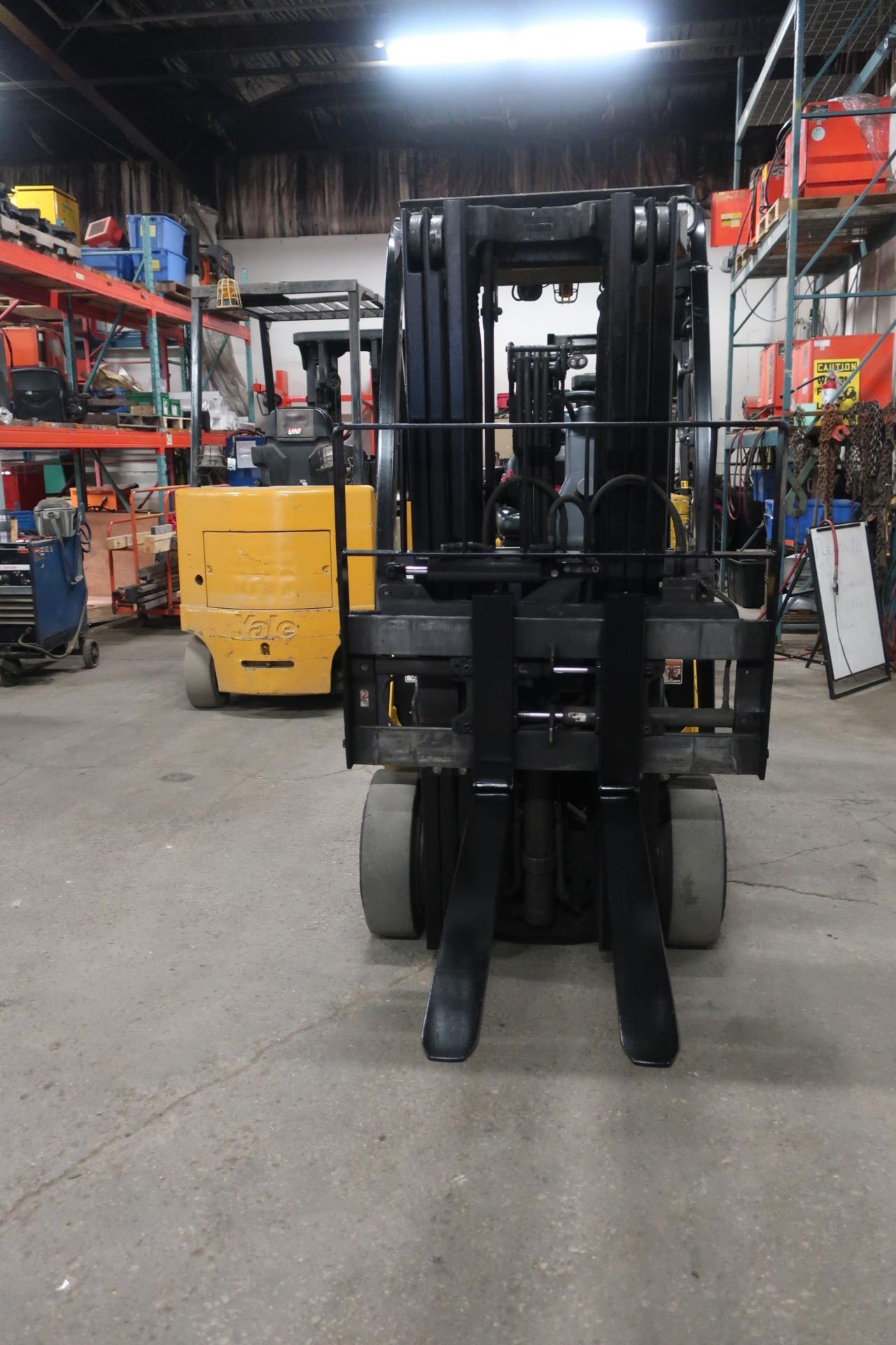 FREE CUSTOMS - 2014 Yale 5000lbs Capacity Forklift with 3-stage mast & fork positioner - electric - Image 2 of 2