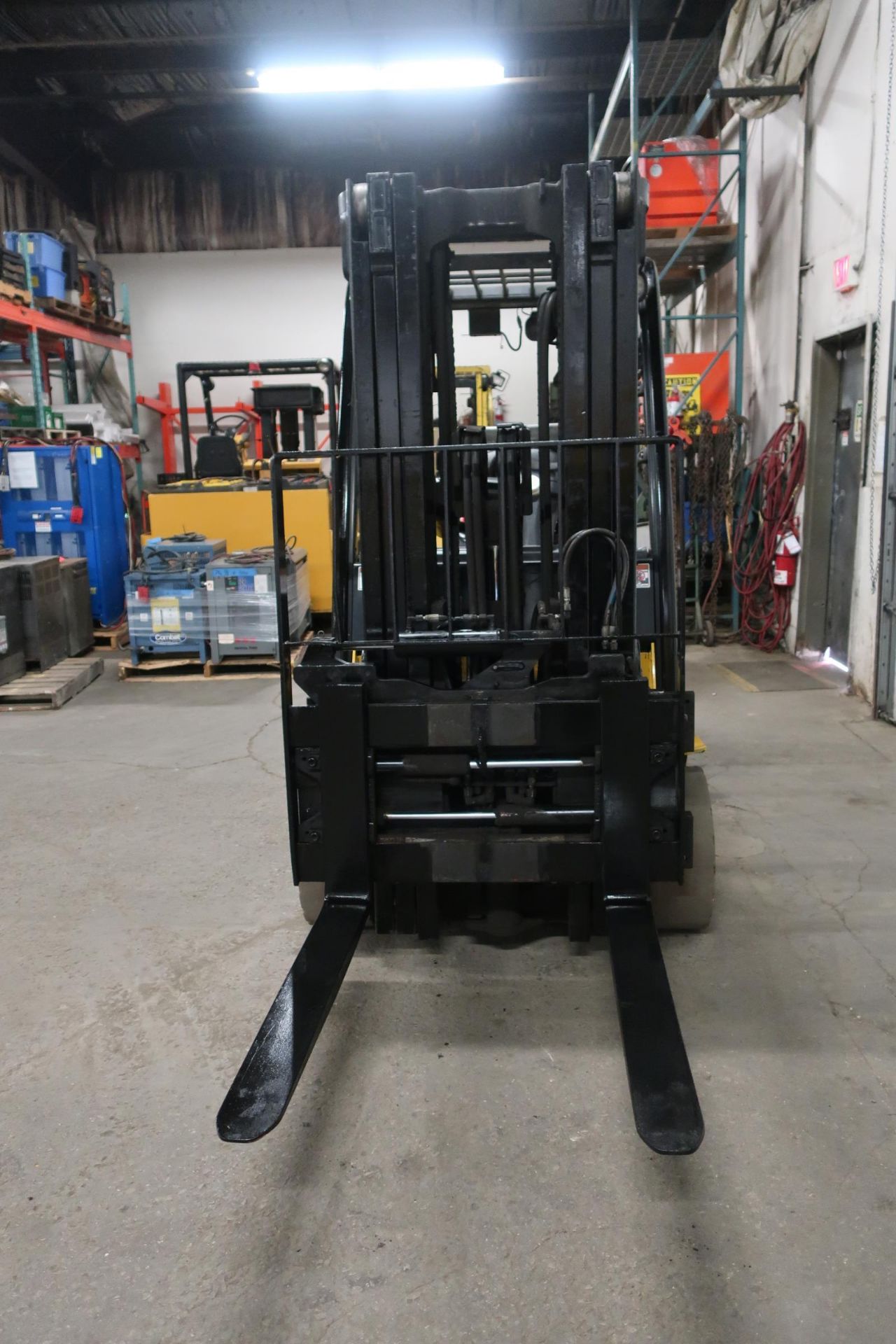 FREE CUSTOMS - 2015 Yale 8000lbs Capacity Forklift with 3-stage mast - LPG (propane) with - Image 2 of 2