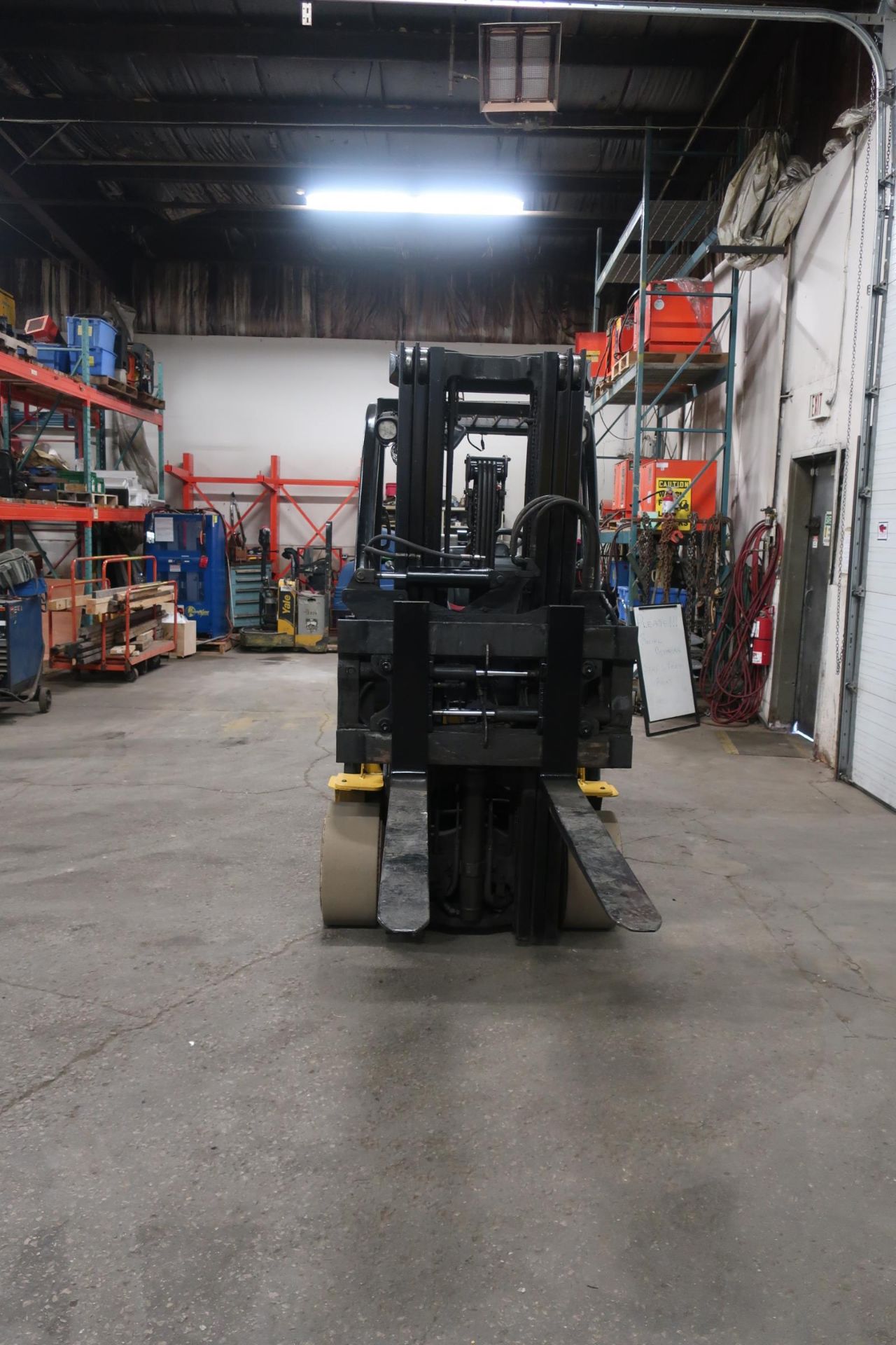 FREE CUSTOMS - 2016 Yale 7000lbs Capacity Forklift with 3-stage mast - LPG (propane) with - Image 2 of 2