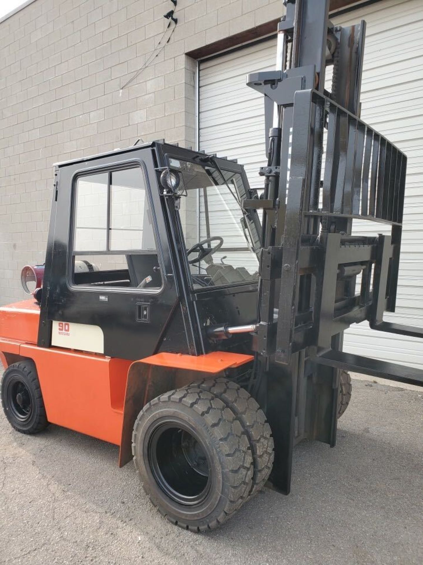 FREE CUSTOMS - Nissan 9000lbs Capacity OUTDOOR Forklift - LPG (propane) with sideshift and cab