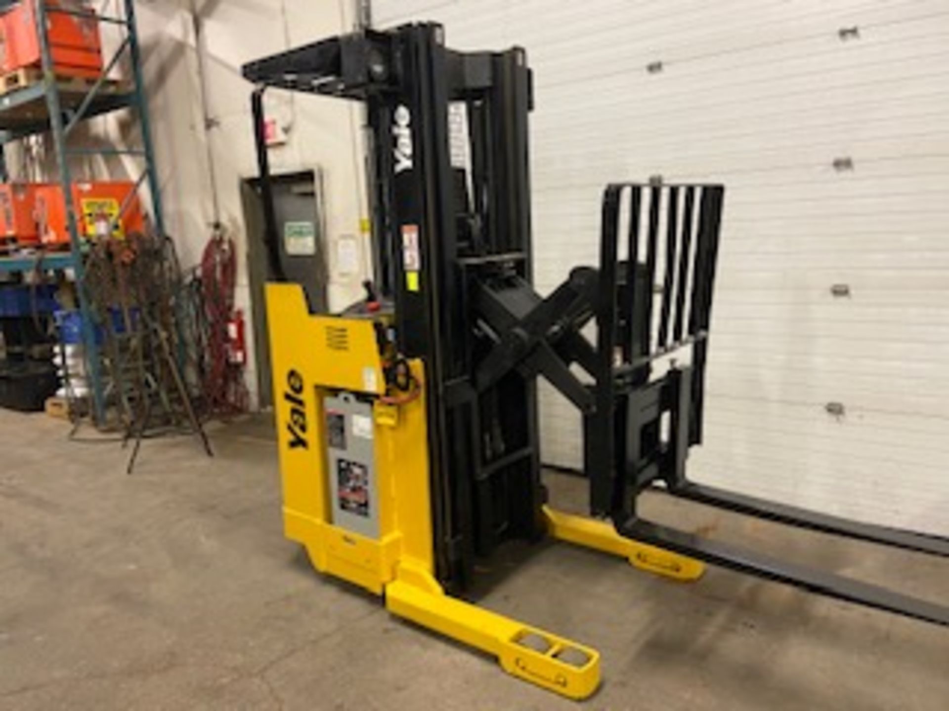 FREE CUSTOMS - Yale Reach Truck Pallet Lifter electric with sideshift with LOW HOURS