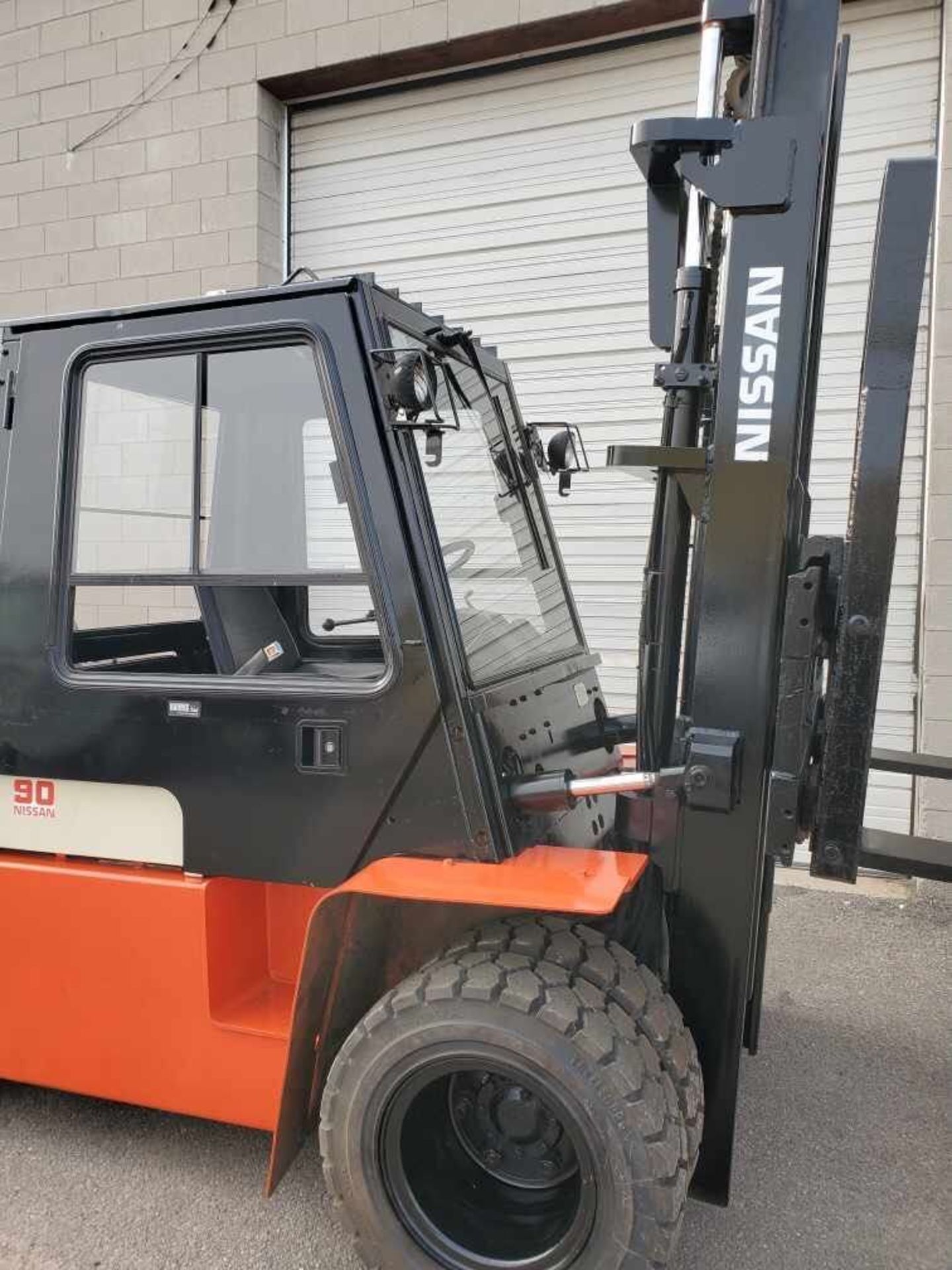 FREE CUSTOMS - Nissan 9000lbs Capacity OUTDOOR Forklift - LPG (propane) with sideshift and cab - Image 3 of 3