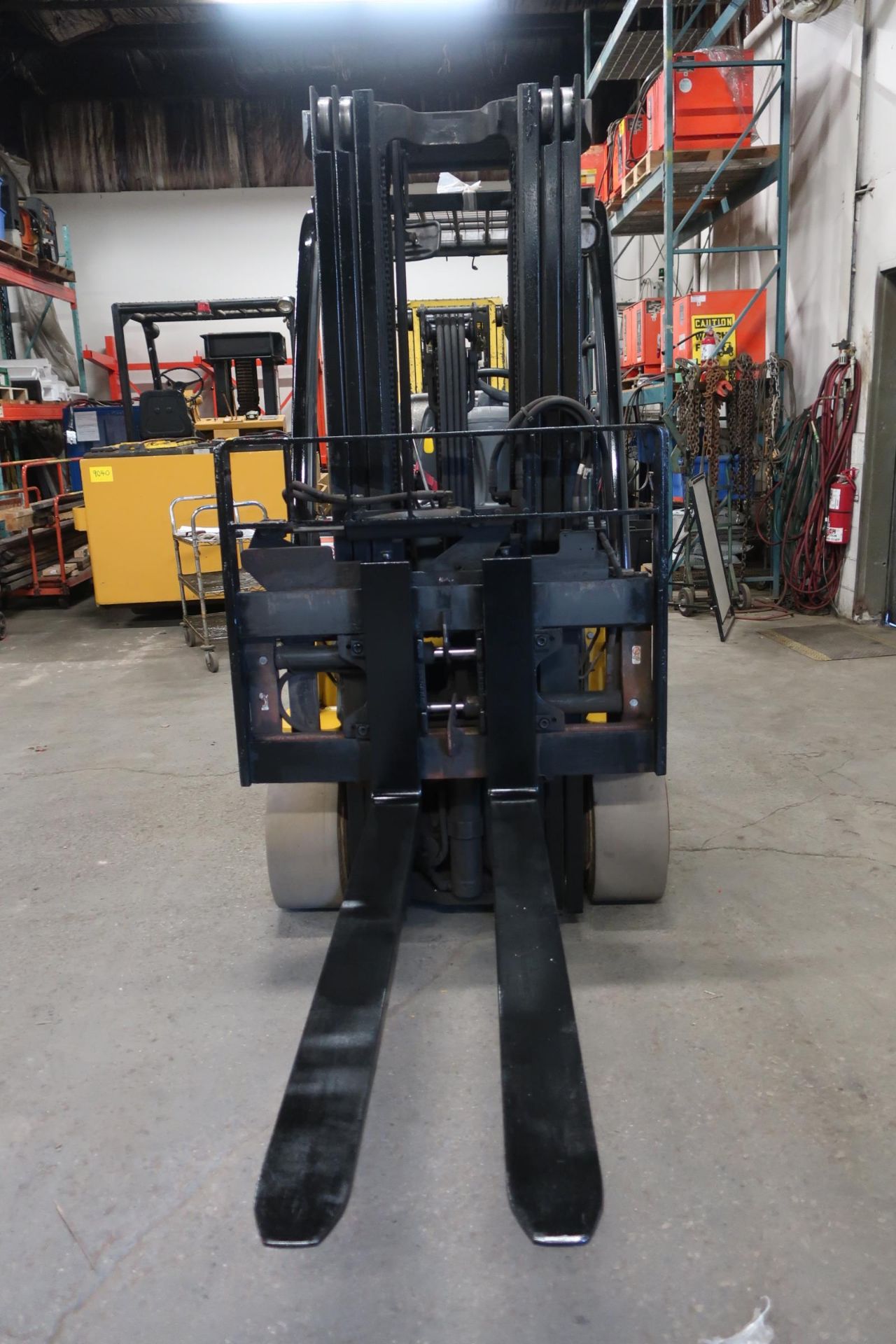 FREE CUSTOMS - 2017 Yale 7000lbs Capacity Forklift with 3-stage mast - LPG (propane) with - Image 2 of 2