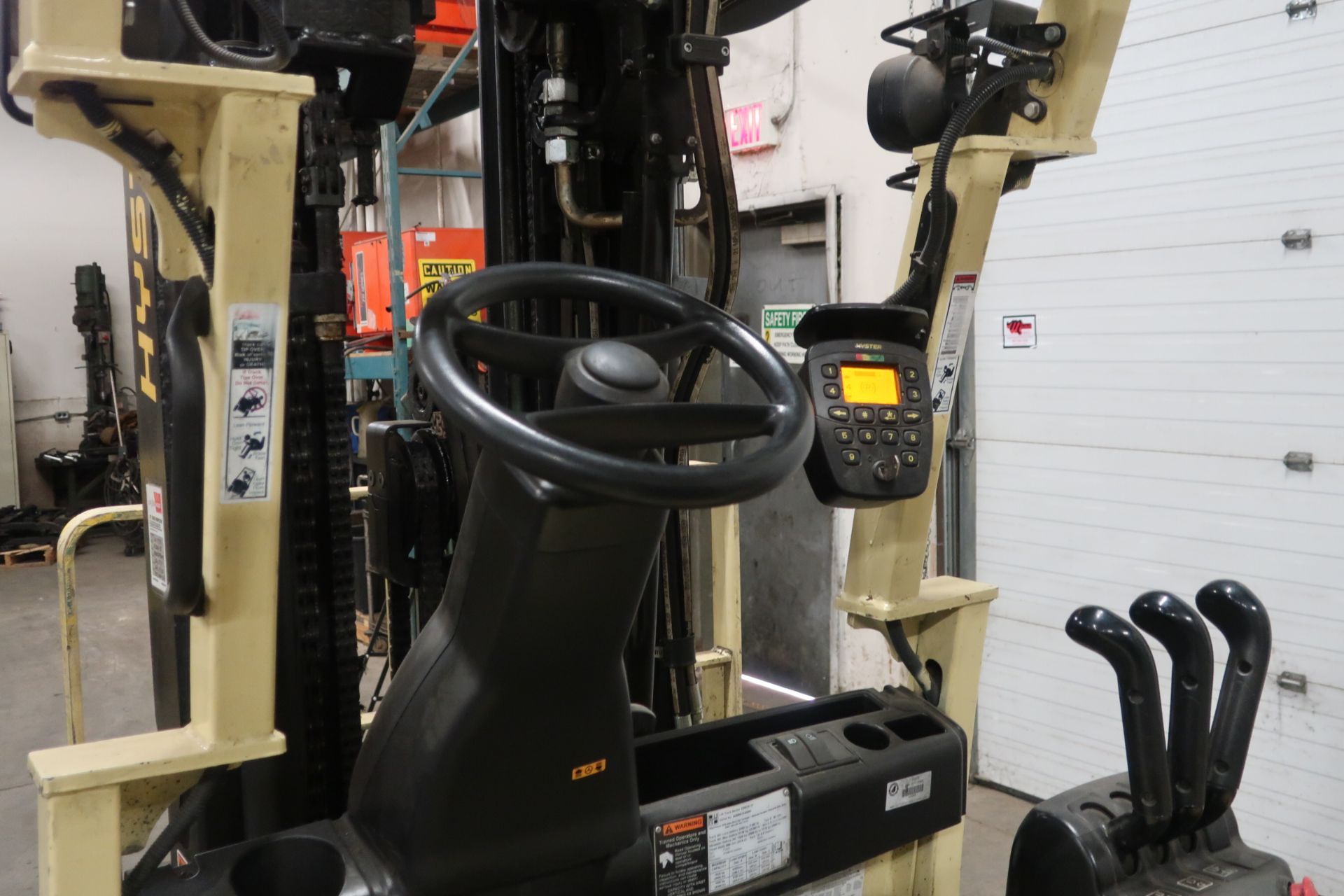 FREE CUSTOMS - 2014 Hyster 5000lbs Capacity Forklift with 4-stage mast - electric with sideshift - Image 2 of 3