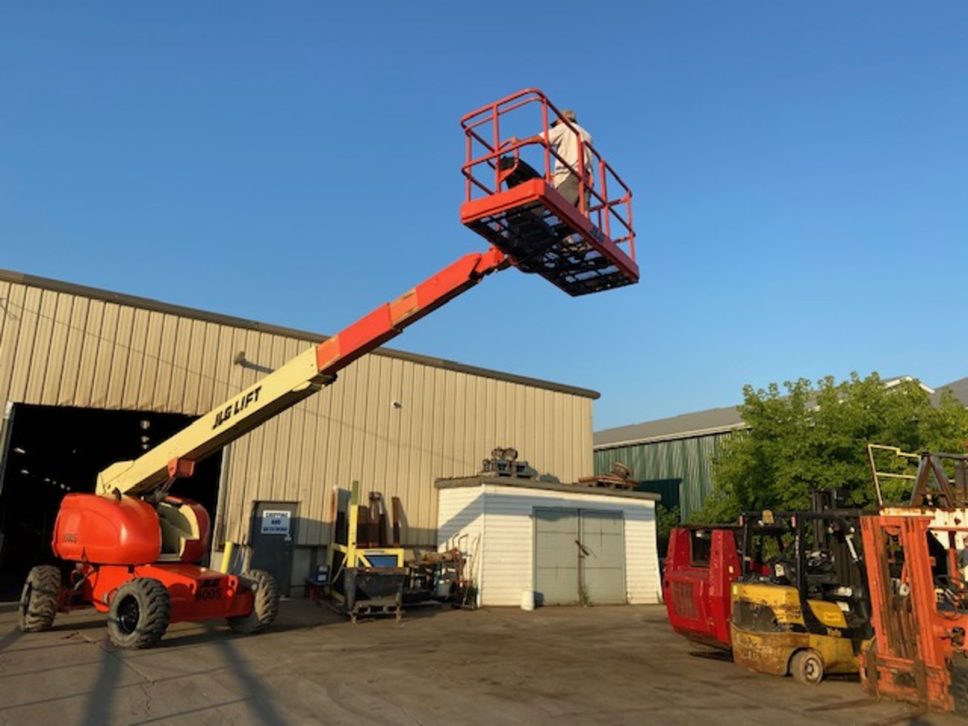 MINT JLG model 600S Boom Lift with 60' platform height with 4x4 NICE MACHINE with LOW hours