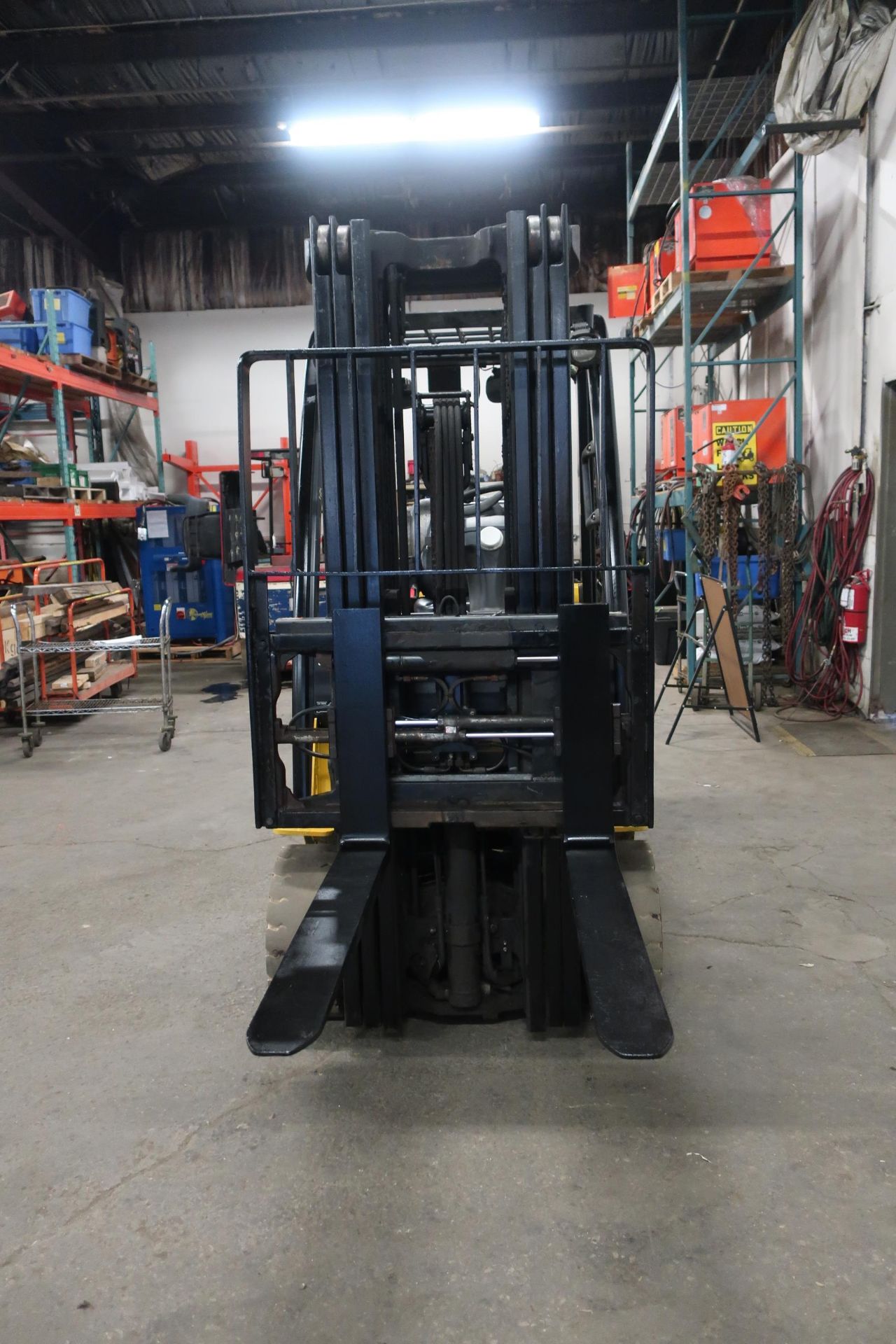 FREE CUSTOMS - 2015 Yale 6000lbs Capacity Forklift with 3-stage mast - LPG (propane) with - Image 2 of 2