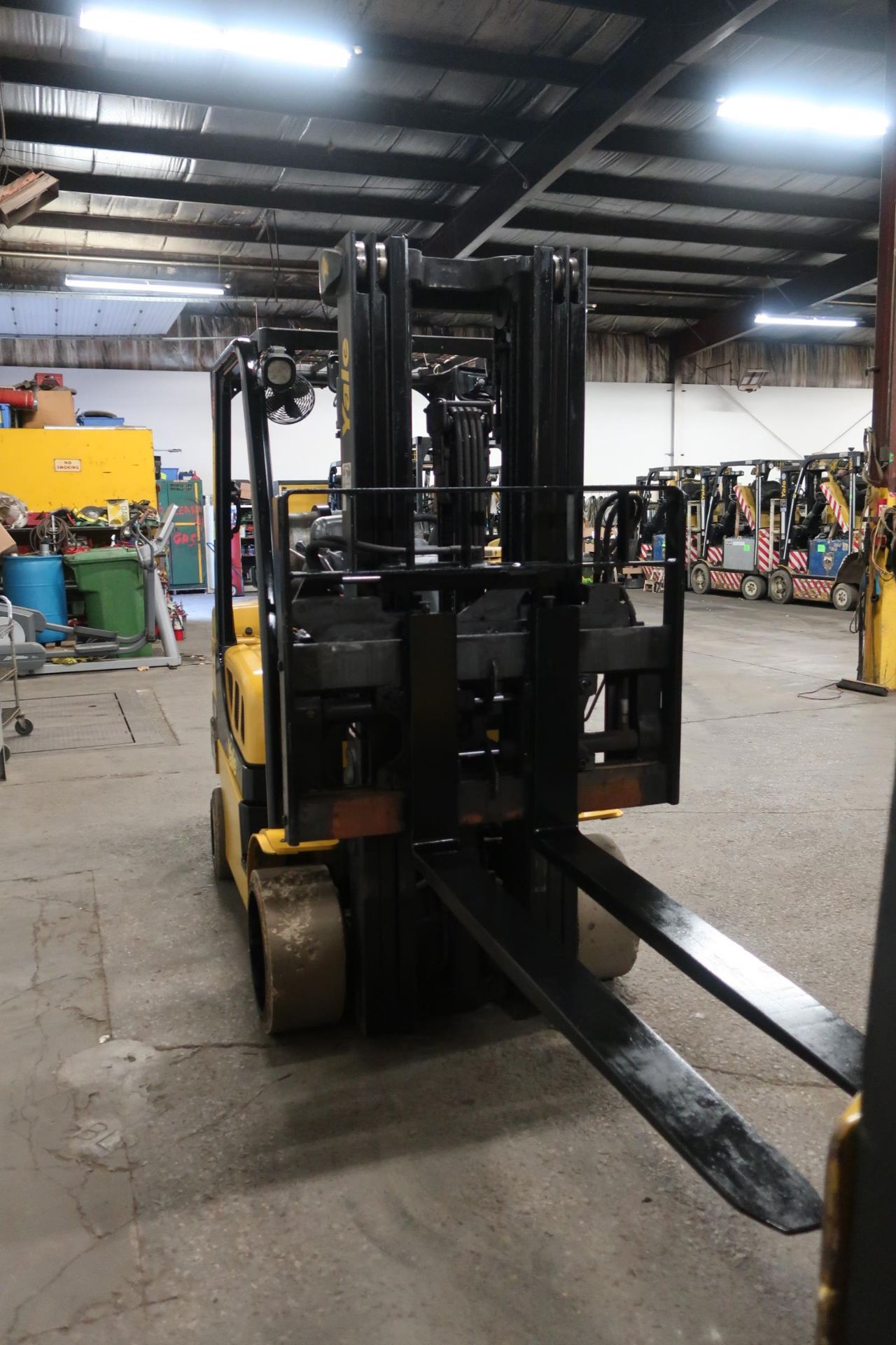 FREE CUSTOMS - 2017 Yale 7000lbs Capacity Forklift with 3-stage mast - LPG (propane) with sideshift - Image 2 of 2