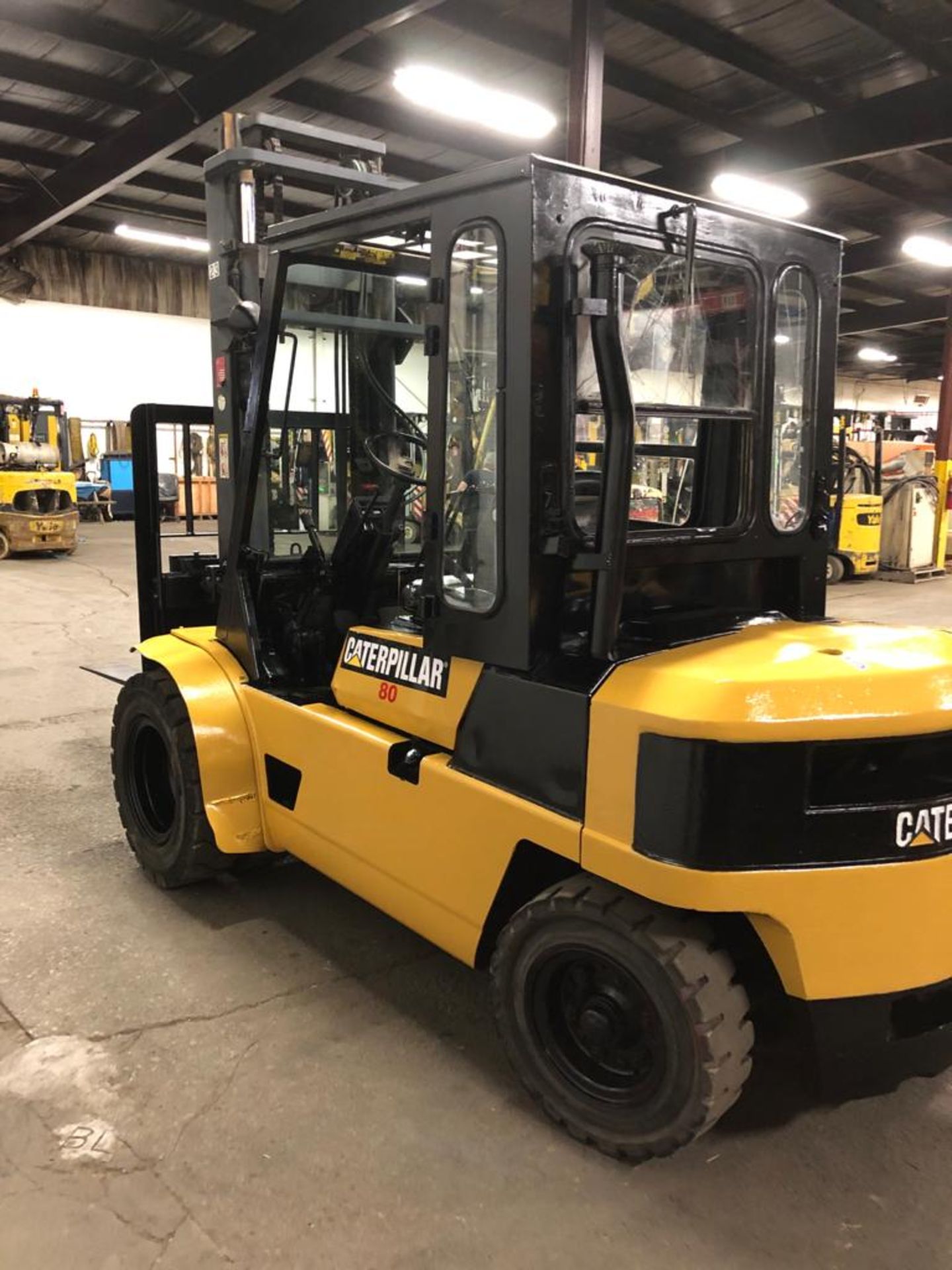 FREE CUSTOMS - CAT 8000lbs Capacity OUTDOOR Forklift Diesel with sideshift with DUAL FRONT TIRES - Image 2 of 3