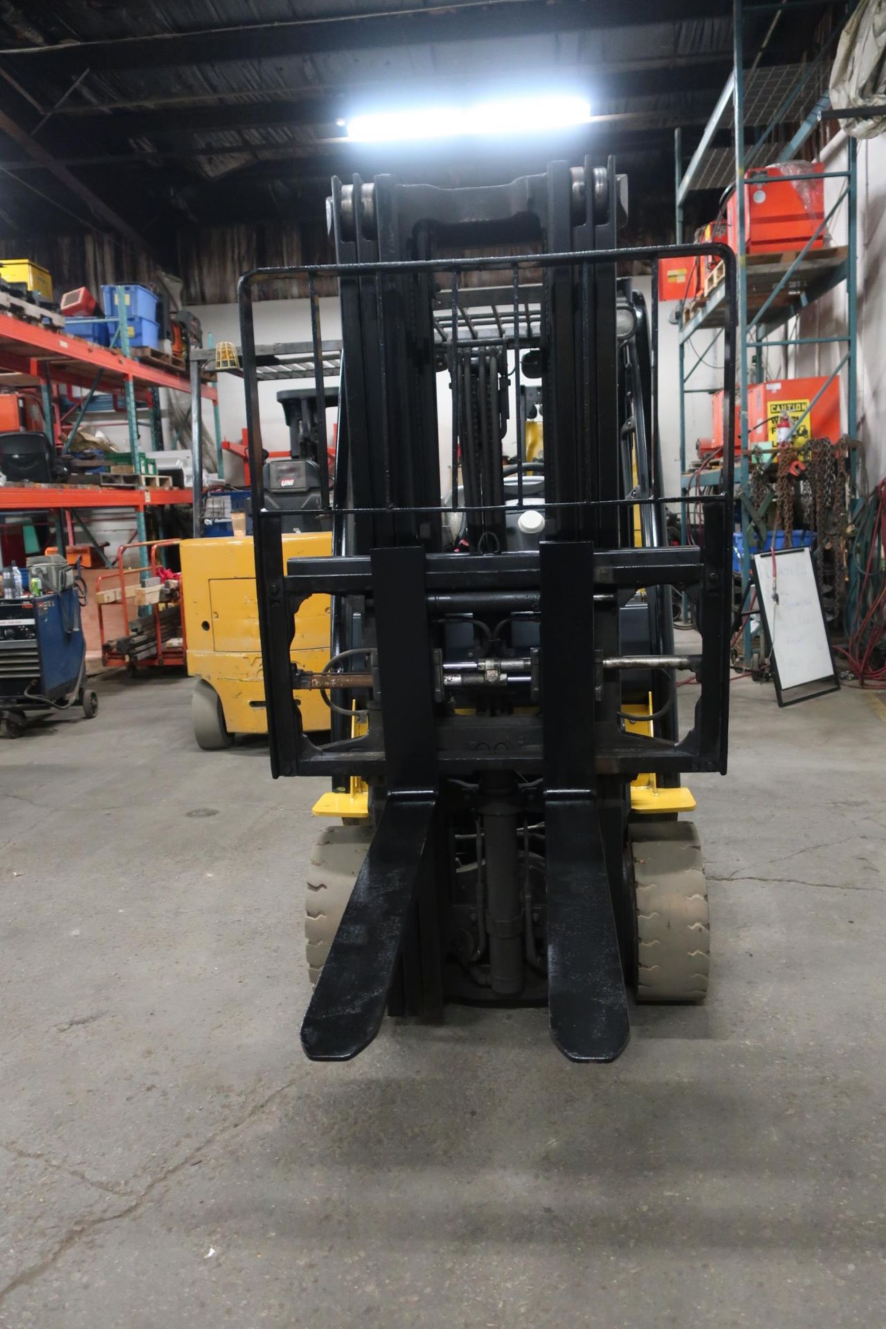 FREE CUSTOMS - 2015 Yale 6000lbs Capacity Forklift with 3-stage mast - LPG (propane) with - Image 2 of 2