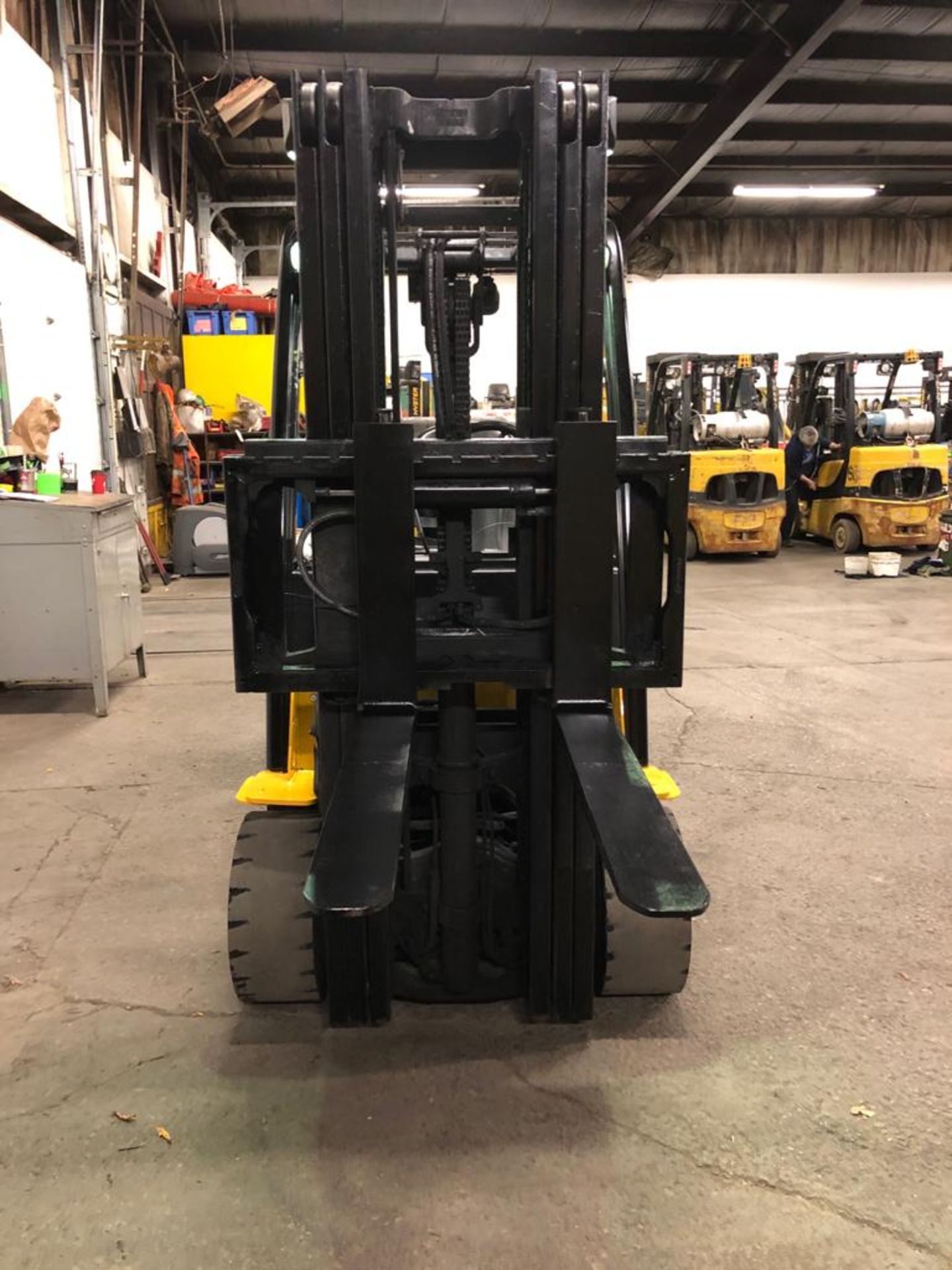 FREE CUSTOMS - 2014 Yale 7000lbs Capacity Forklift with 3-stage mast - LPG (propane) with sideshift - Image 2 of 2