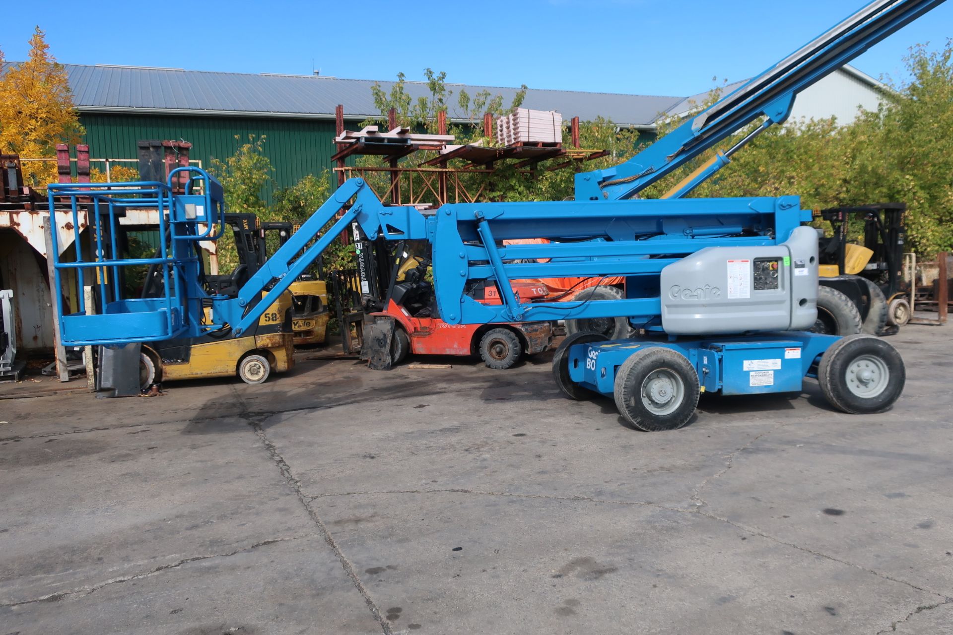 MINT Genie Zoom Boom Articulating Lift model Z-45/25J 45' height Electric LOW HOURS with non-marking - Image 2 of 4