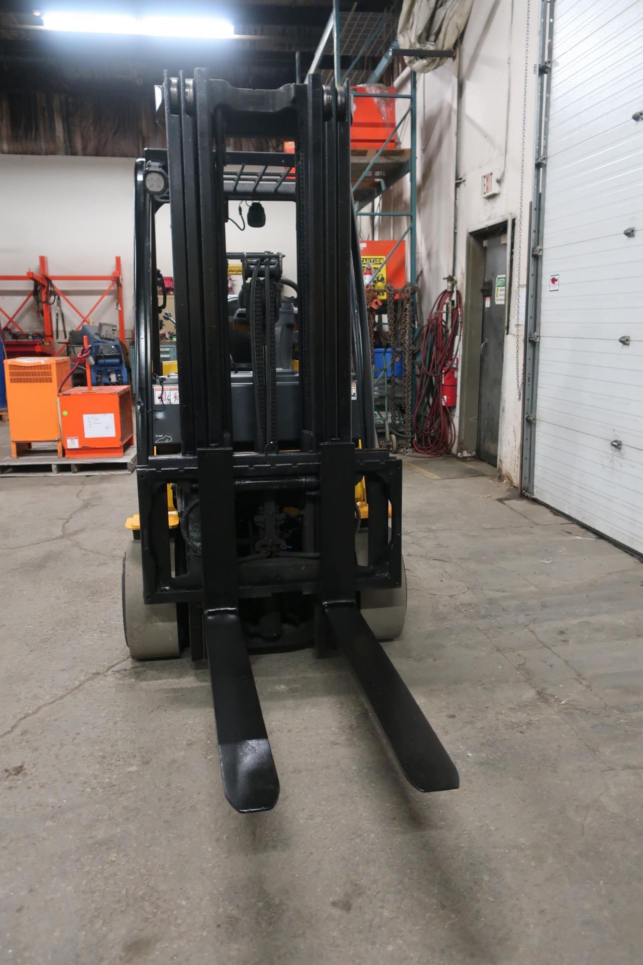 FREE CUSTOMS - 2014 Yale 7000lbs Capacity Forklift with 3-stage mast - LPG (propane) with sideshift - Image 2 of 2