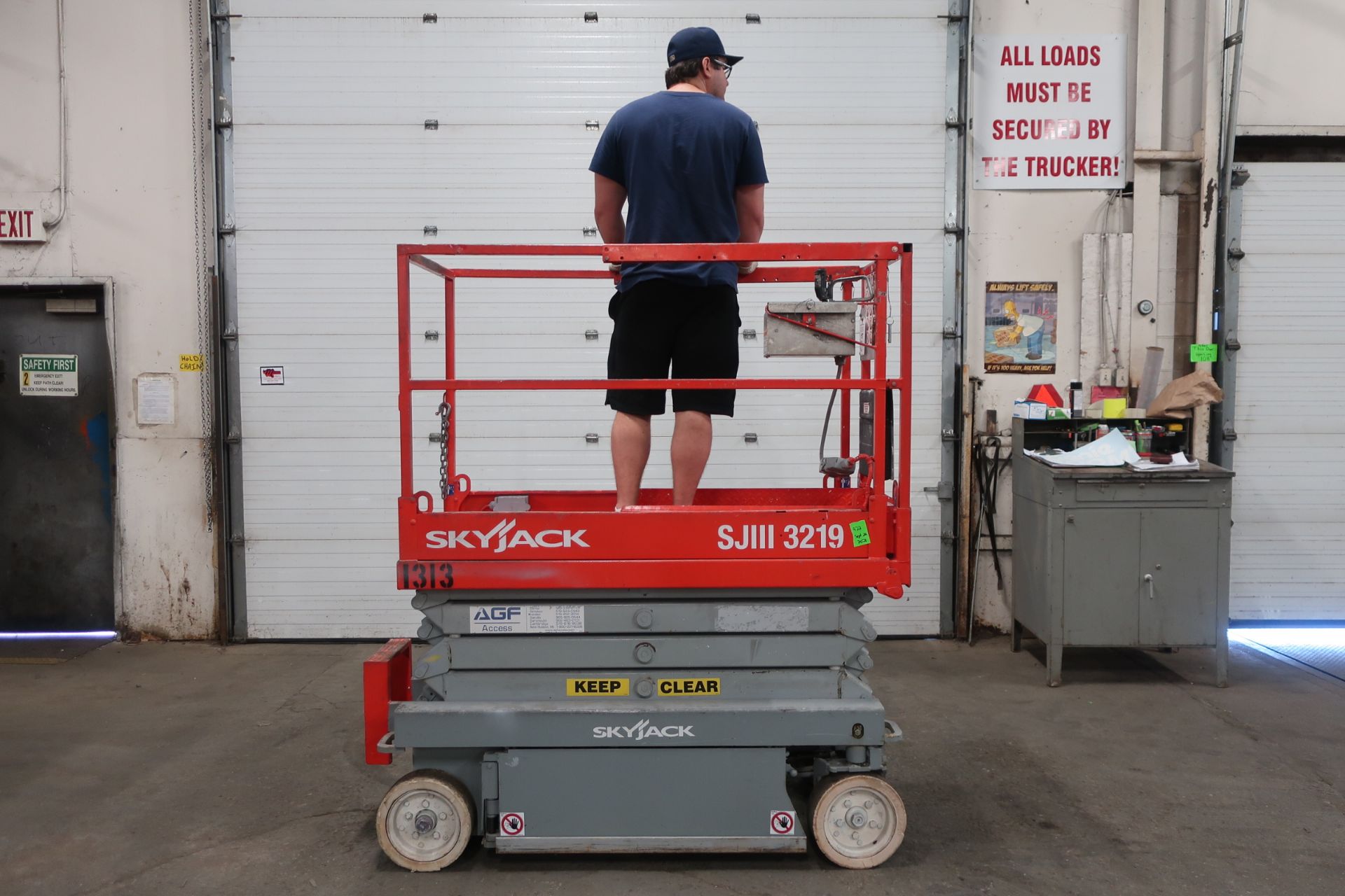 SkyJack III Electric Scissor Lift model 3219 - 19 feet lift, 32 inch width deck with pendant - Image 2 of 3