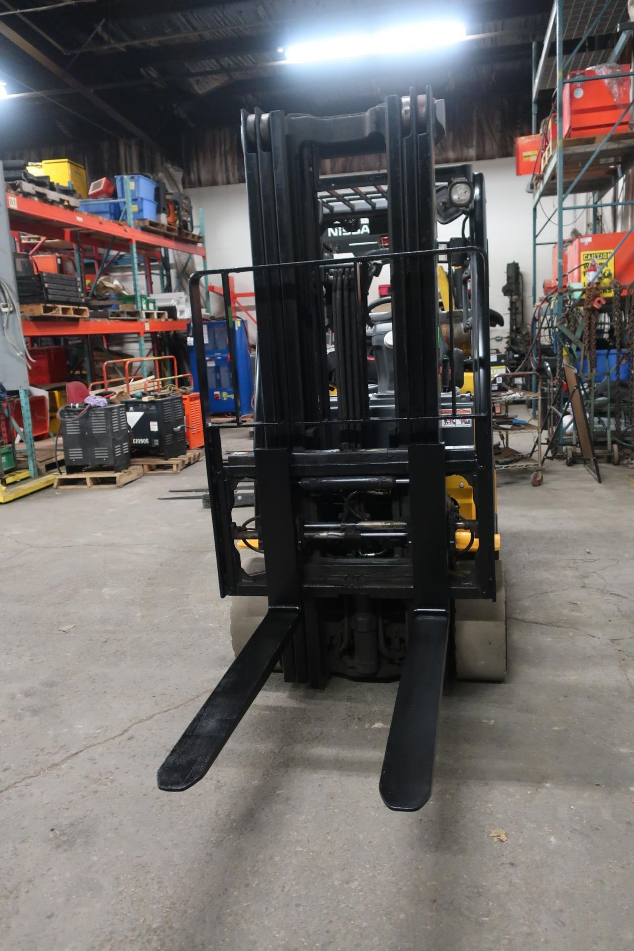 FREE CUSTOMS - 2015 Yale 6000lbs Capacity Forklift with 3-stage mast - LPG (propane) with sideshift - Image 2 of 2