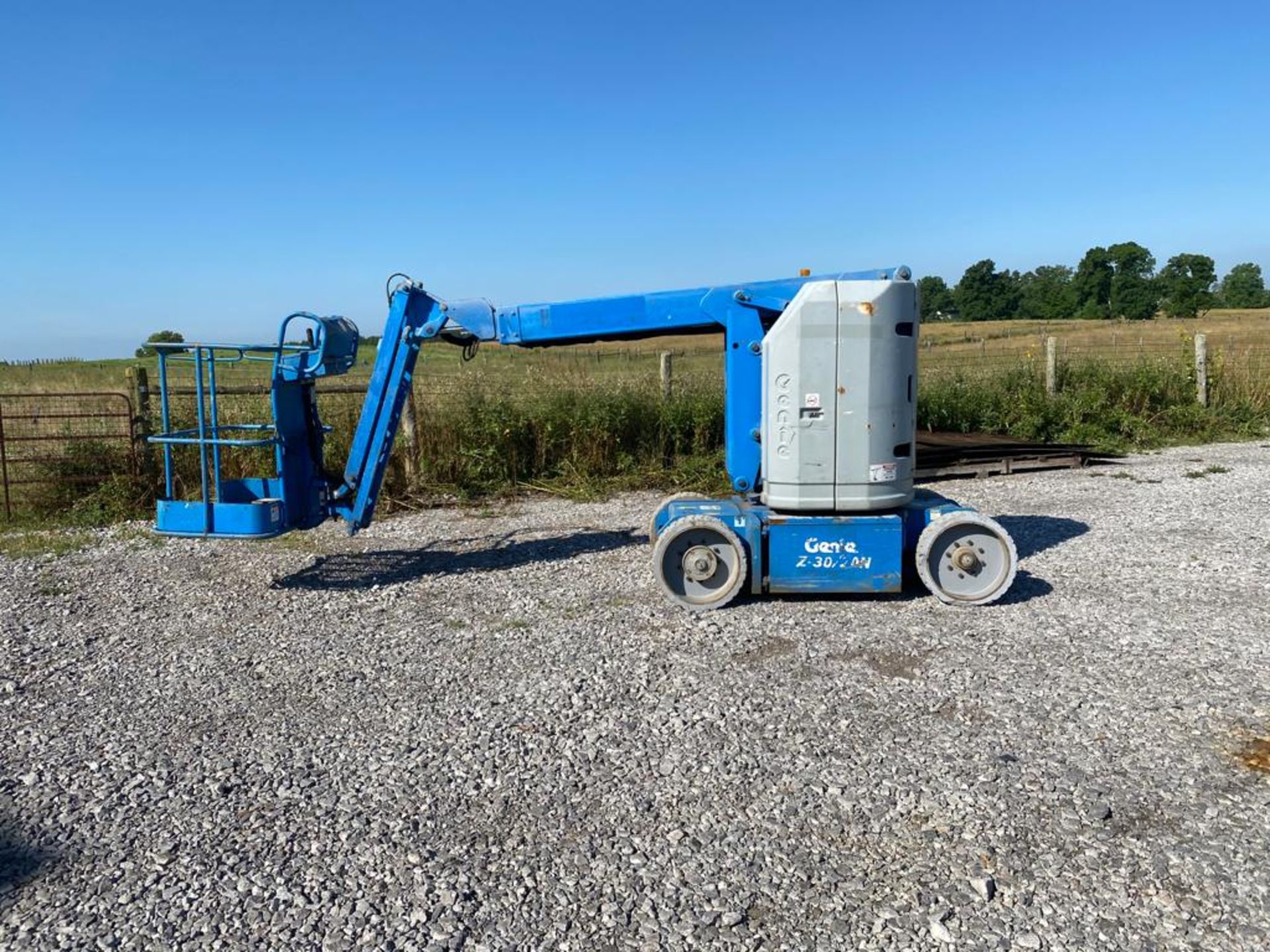 MINT 2006 Genie Boom Lift model Z-30/20J with 30' high and 21' Reach - Image 2 of 2